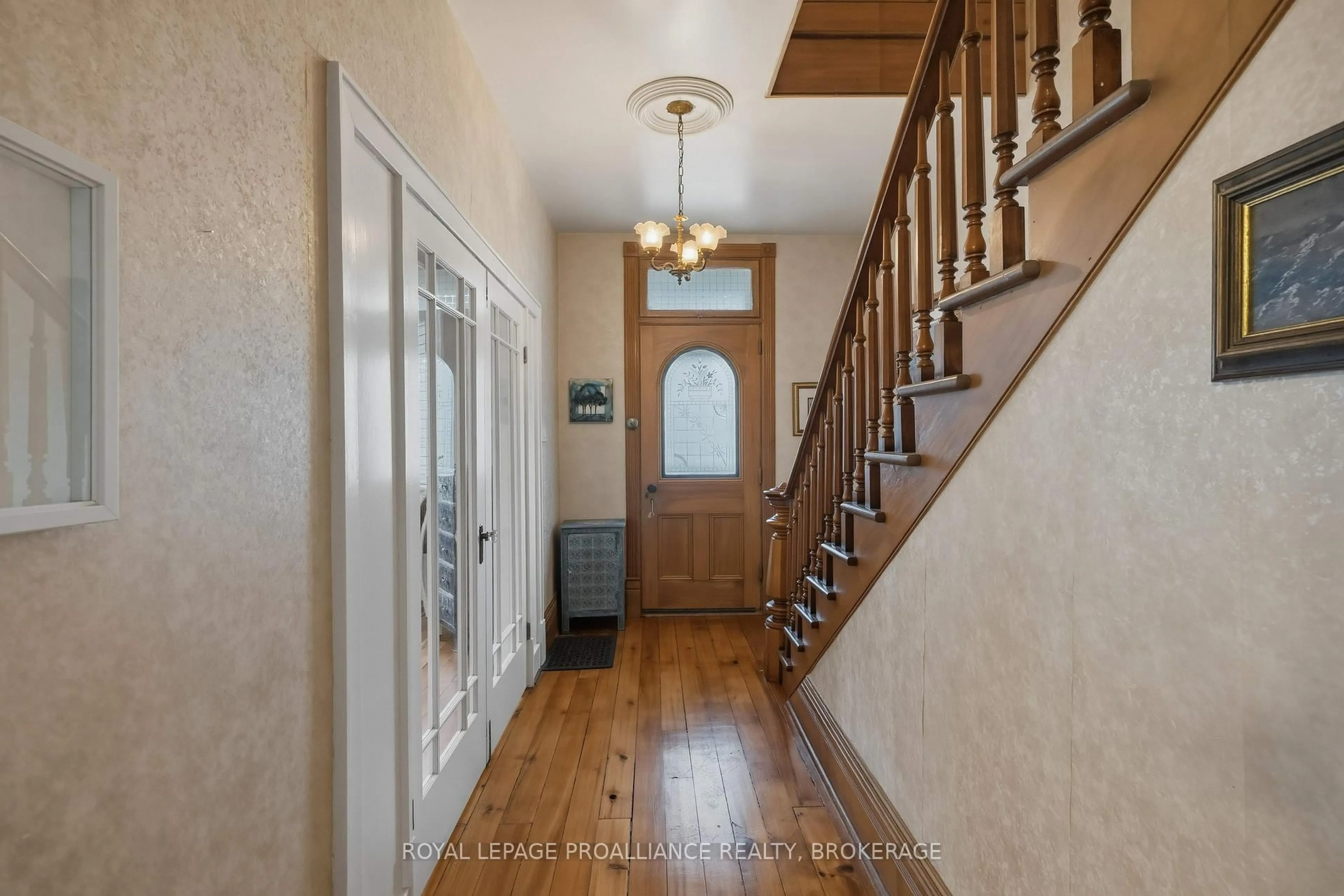 Indoor entryway for 125 Arthur St, Gananoque Ontario K7G 1B1