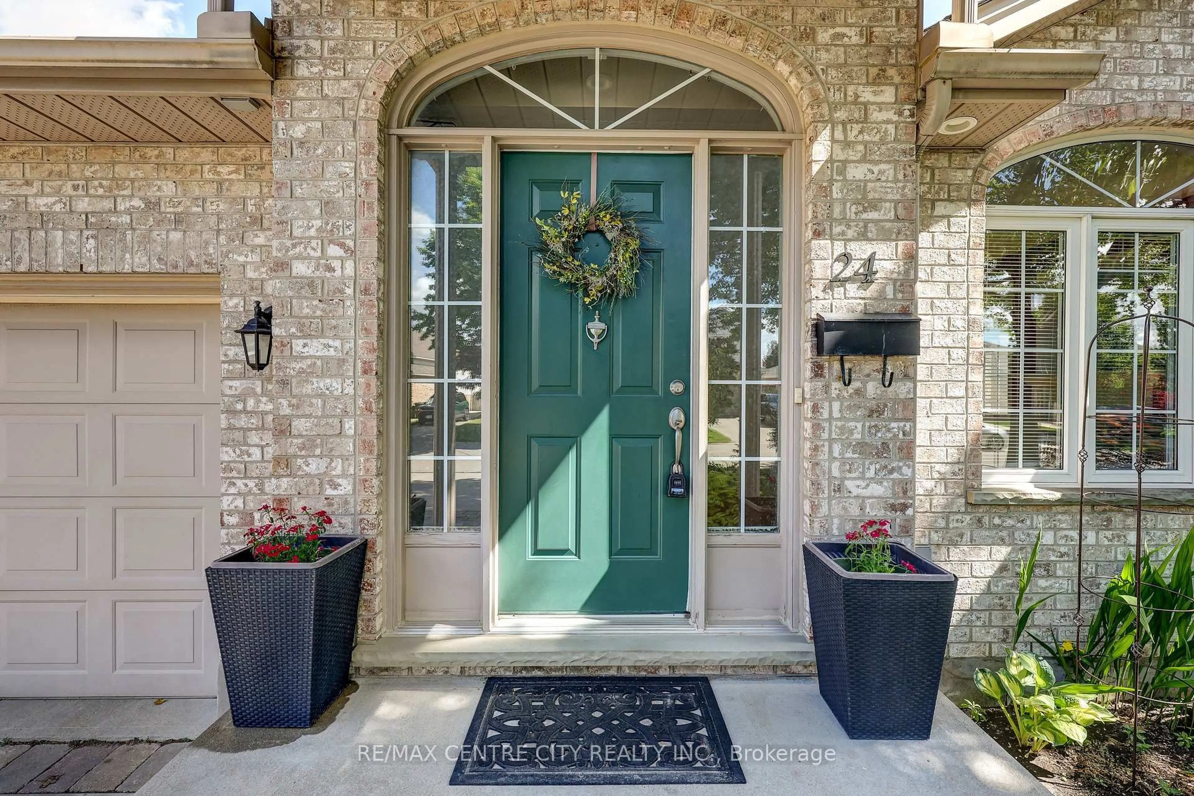 Indoor entryway for 24 Schreyer Dr, St. Thomas Ontario N5R 6E8