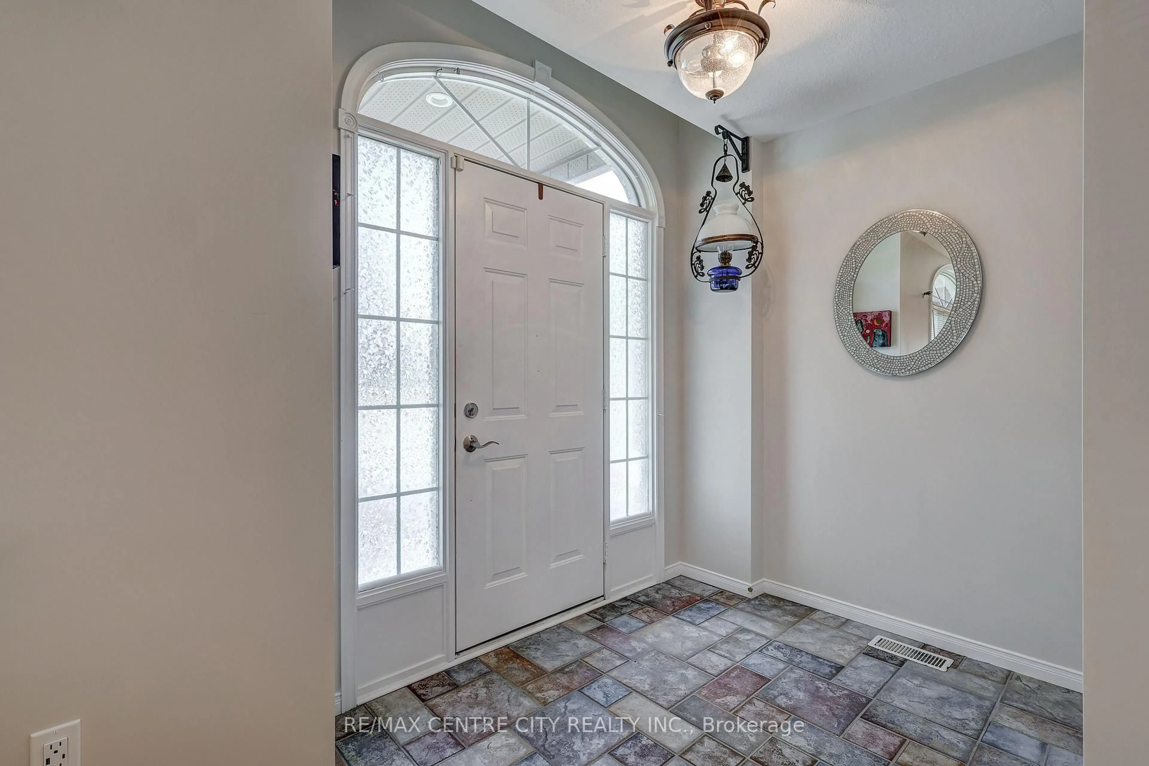 Indoor entryway for 24 Schreyer Dr, St. Thomas Ontario N5R 6E8