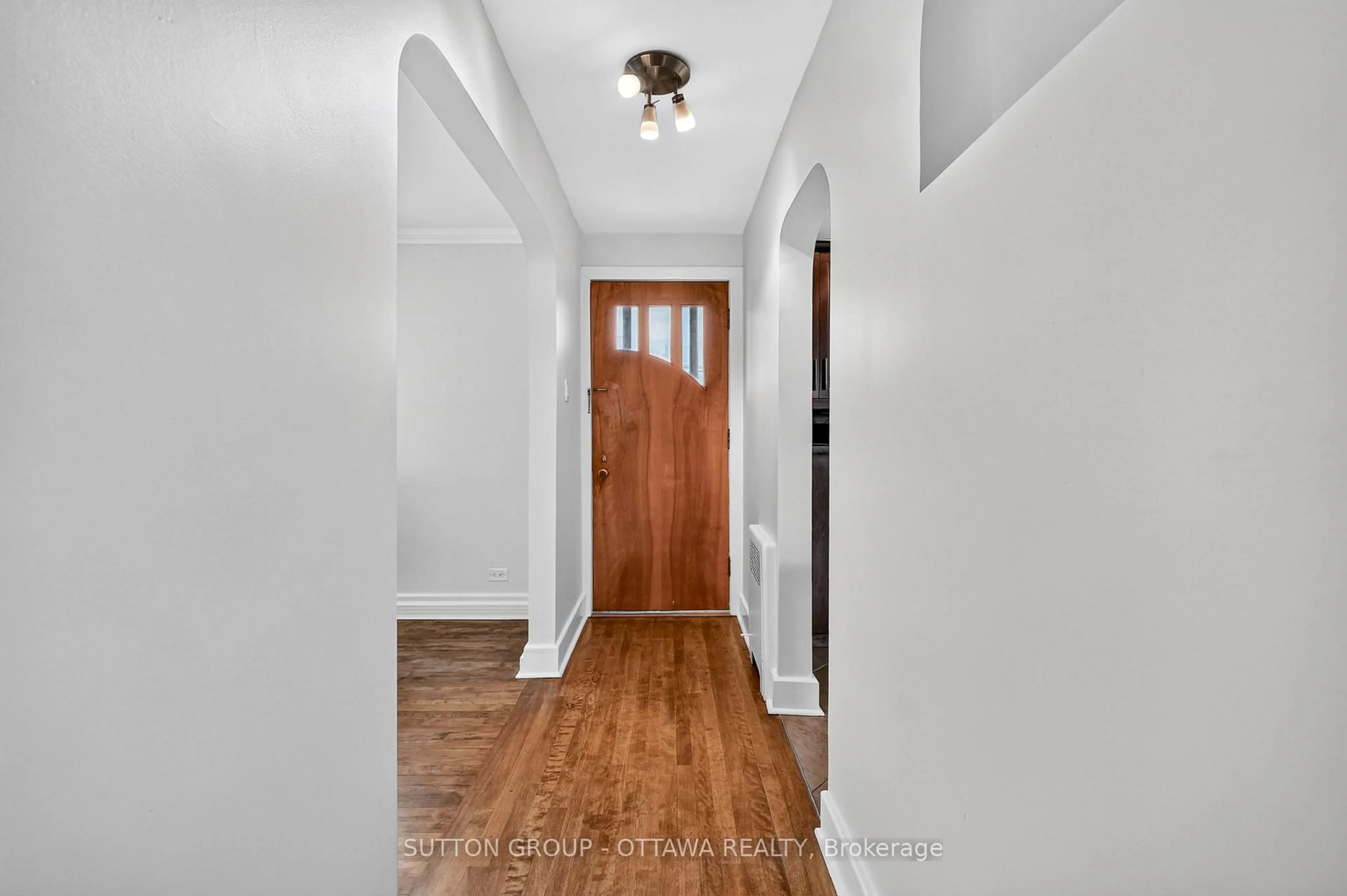 Indoor entryway for 93 ONTARIO St, Ottawa Ontario K1K 1K8
