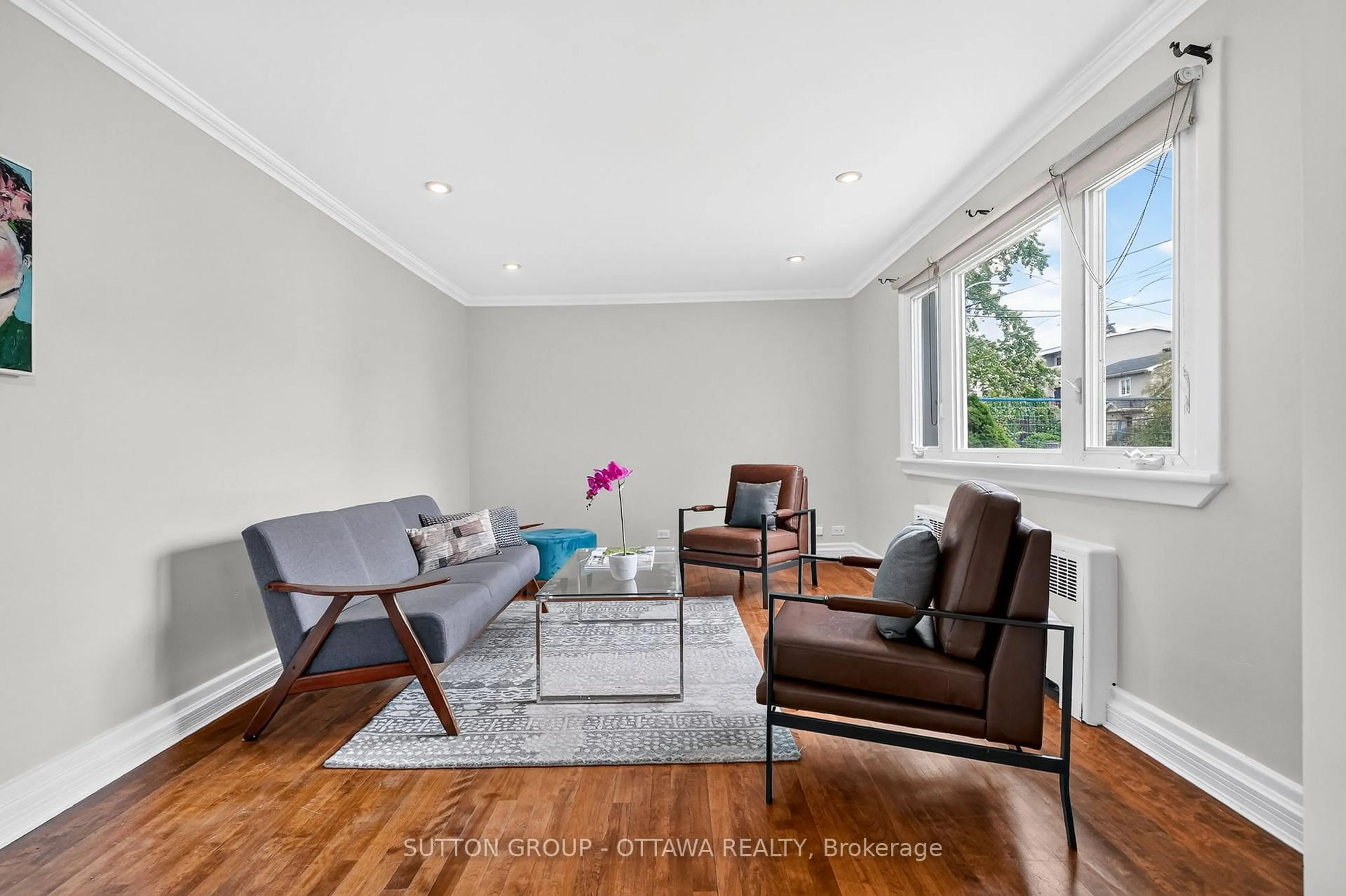 Living room with furniture, wood/laminate floor for 93 ONTARIO St, Ottawa Ontario K1K 1K8