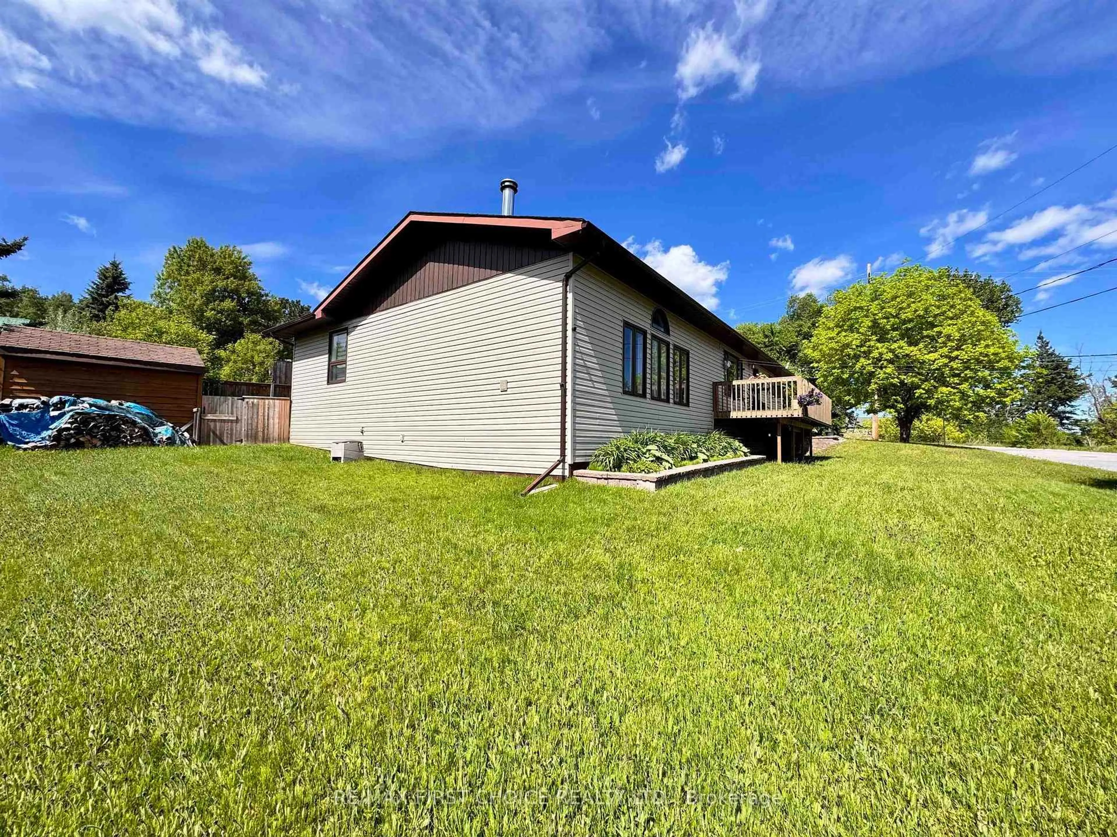 A pic from outside/outdoor area/front of a property/back of a property/a pic from drone, unknown for 17 Kenora Rd, Red Lake Ontario P0V 2M0