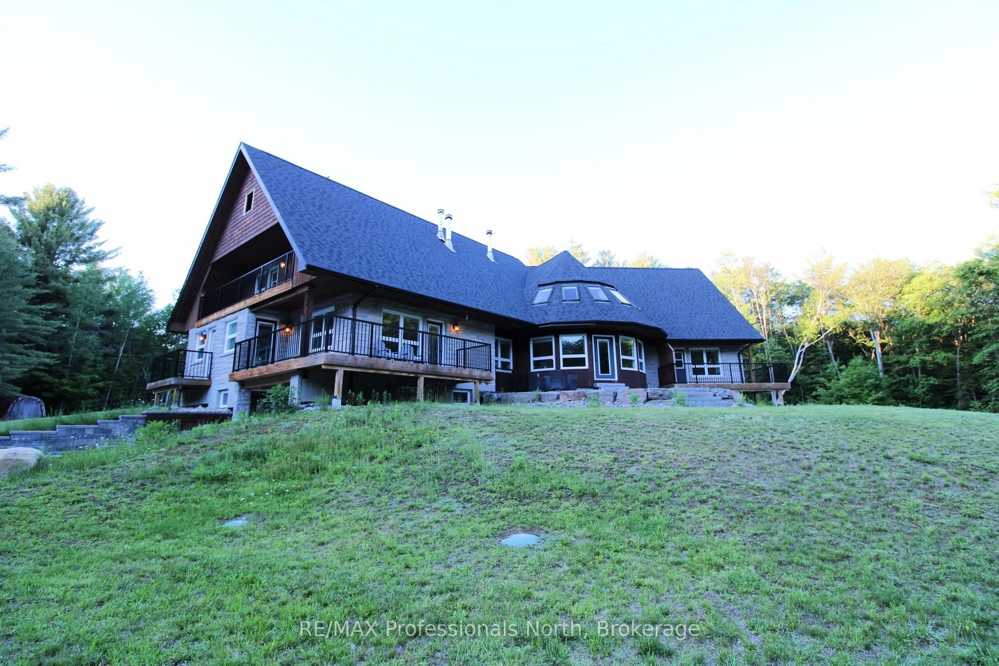 Patio, building for 1196 Ravenscliffe Rd, Huntsville Ontario P1H 2N5