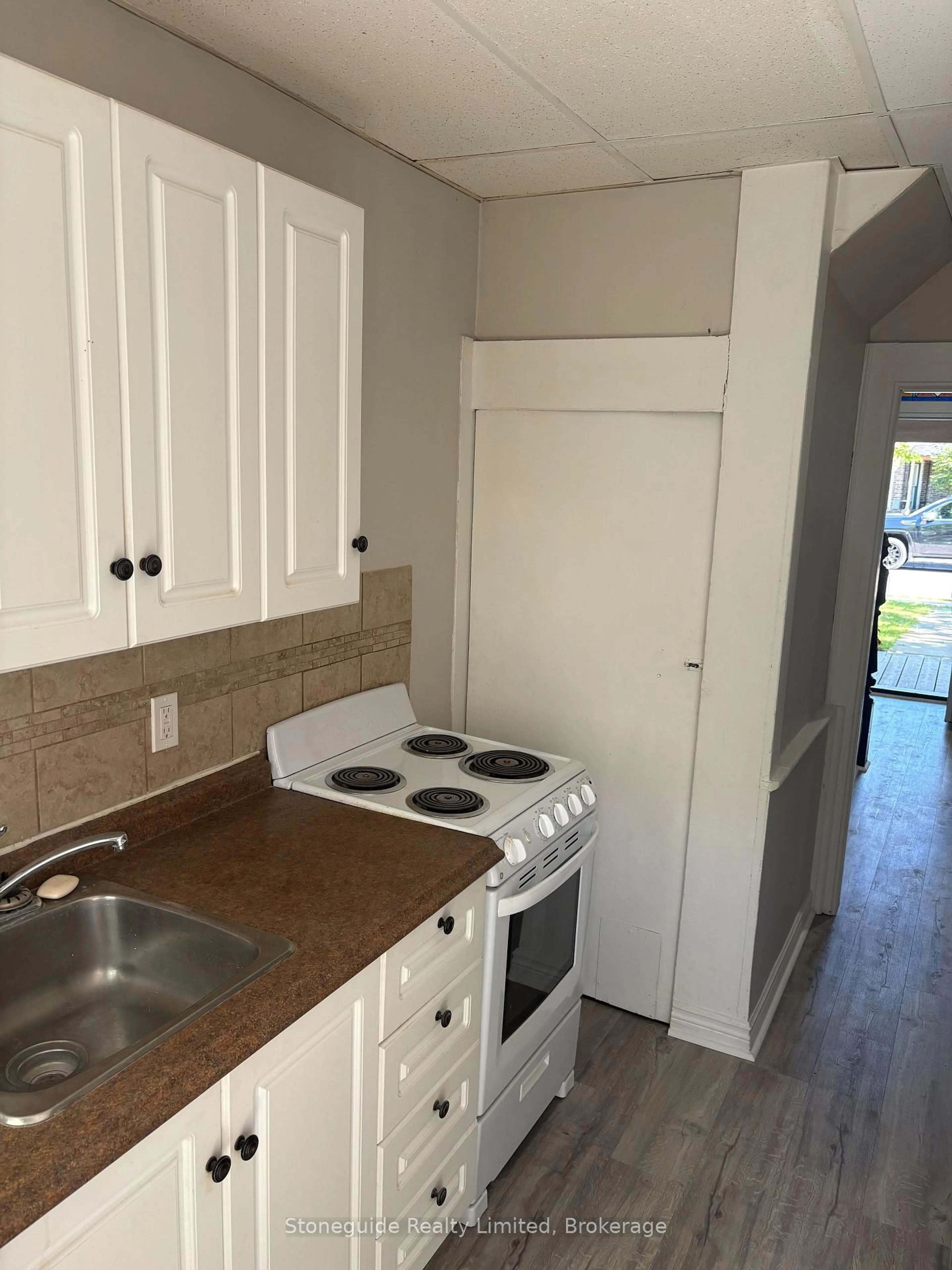 Standard kitchen, unknown for 179 Dublin St, Peterborough Ontario K9H 3B4