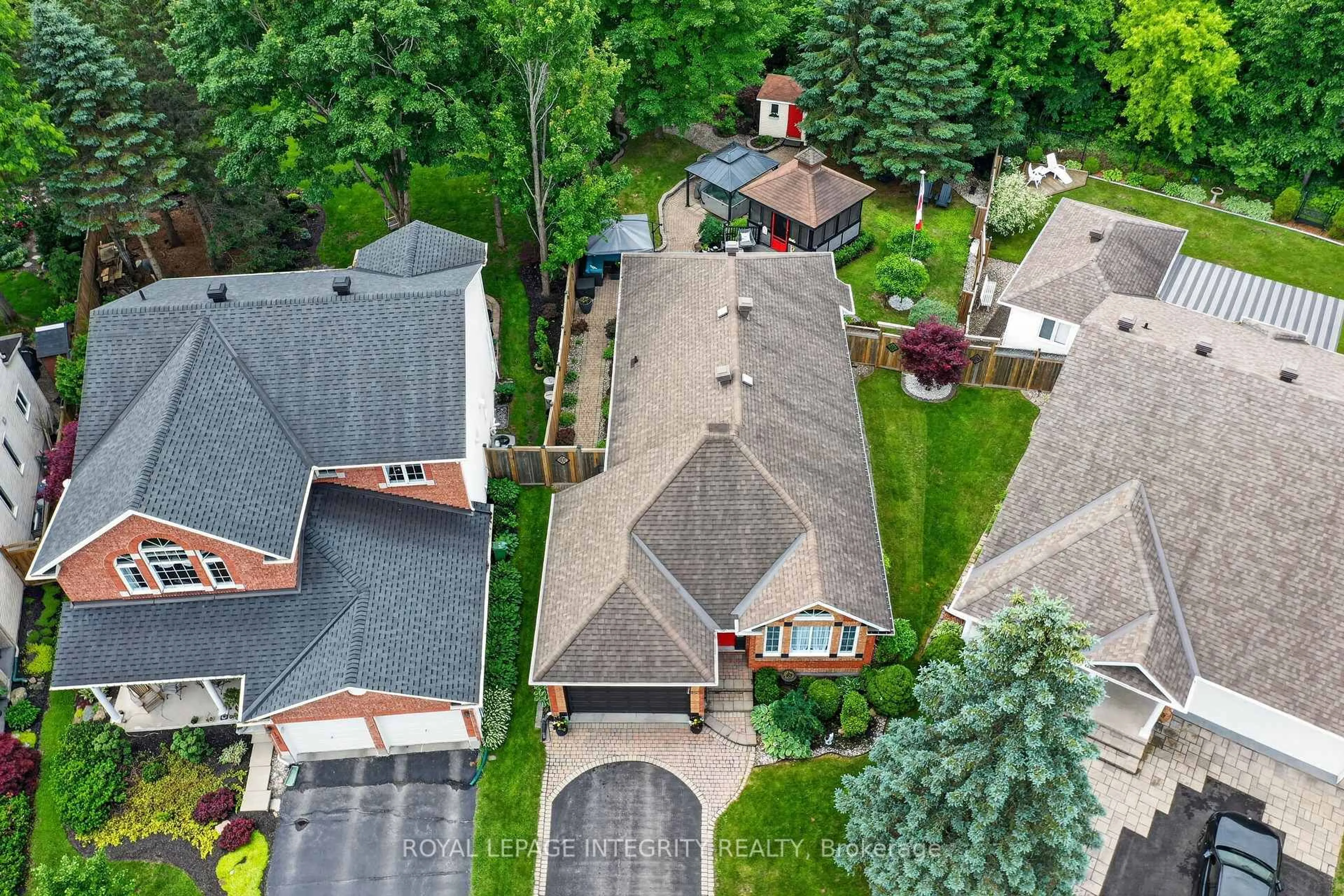 A pic from outside/outdoor area/front of a property/back of a property/a pic from drone, street for 1535 Bonneville Cres, Orleans Ontario K1C 7M9