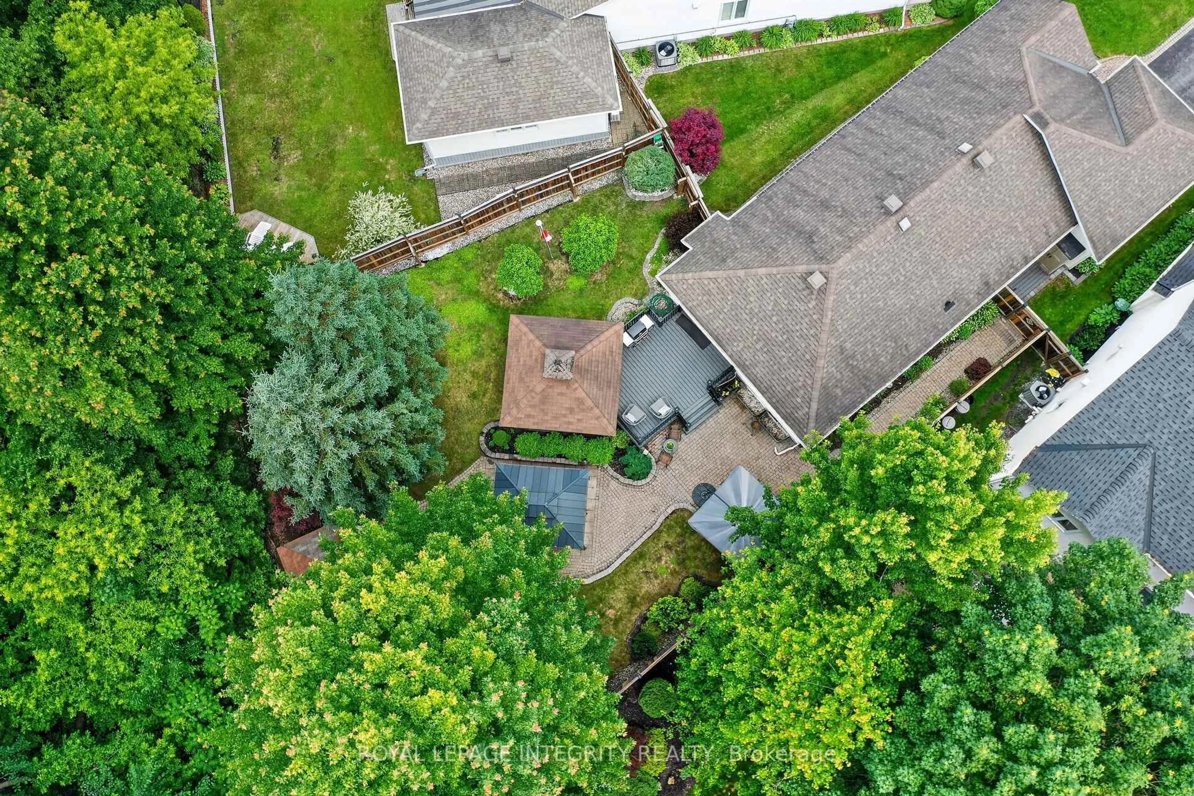 A pic from outside/outdoor area/front of a property/back of a property/a pic from drone, street for 1535 Bonneville Cres, Orleans Ontario K1C 7M9