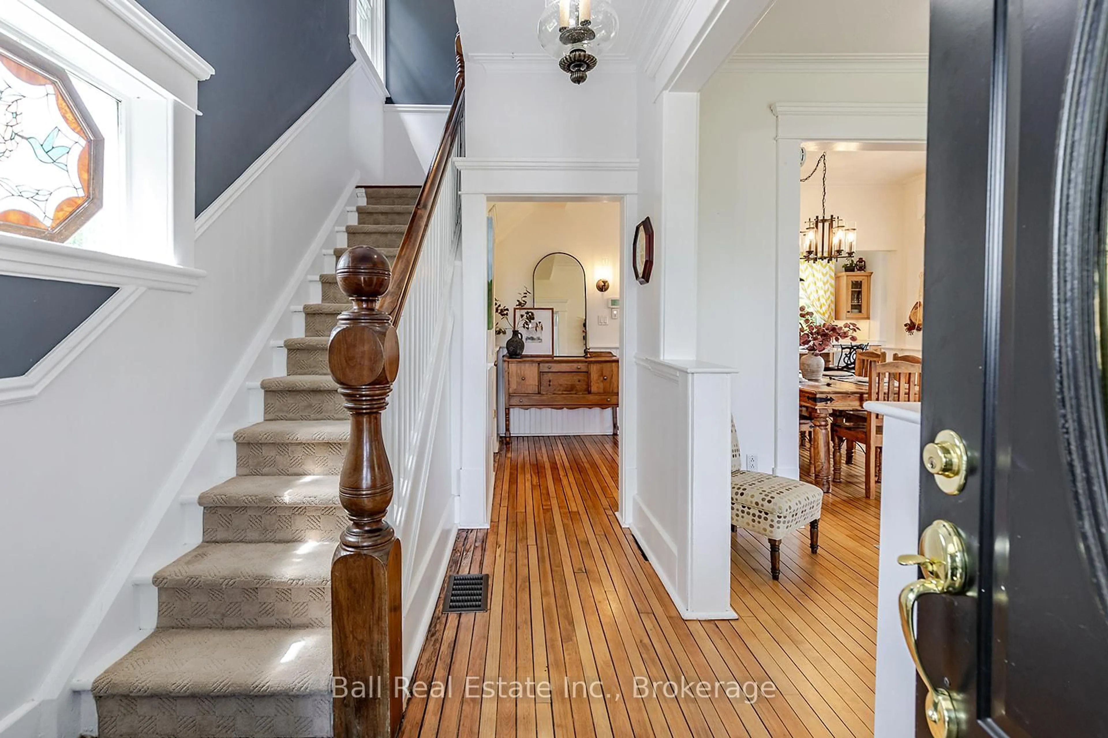 Indoor entryway for 734 Tara Rd, Selwyn Ontario K0L 1T0