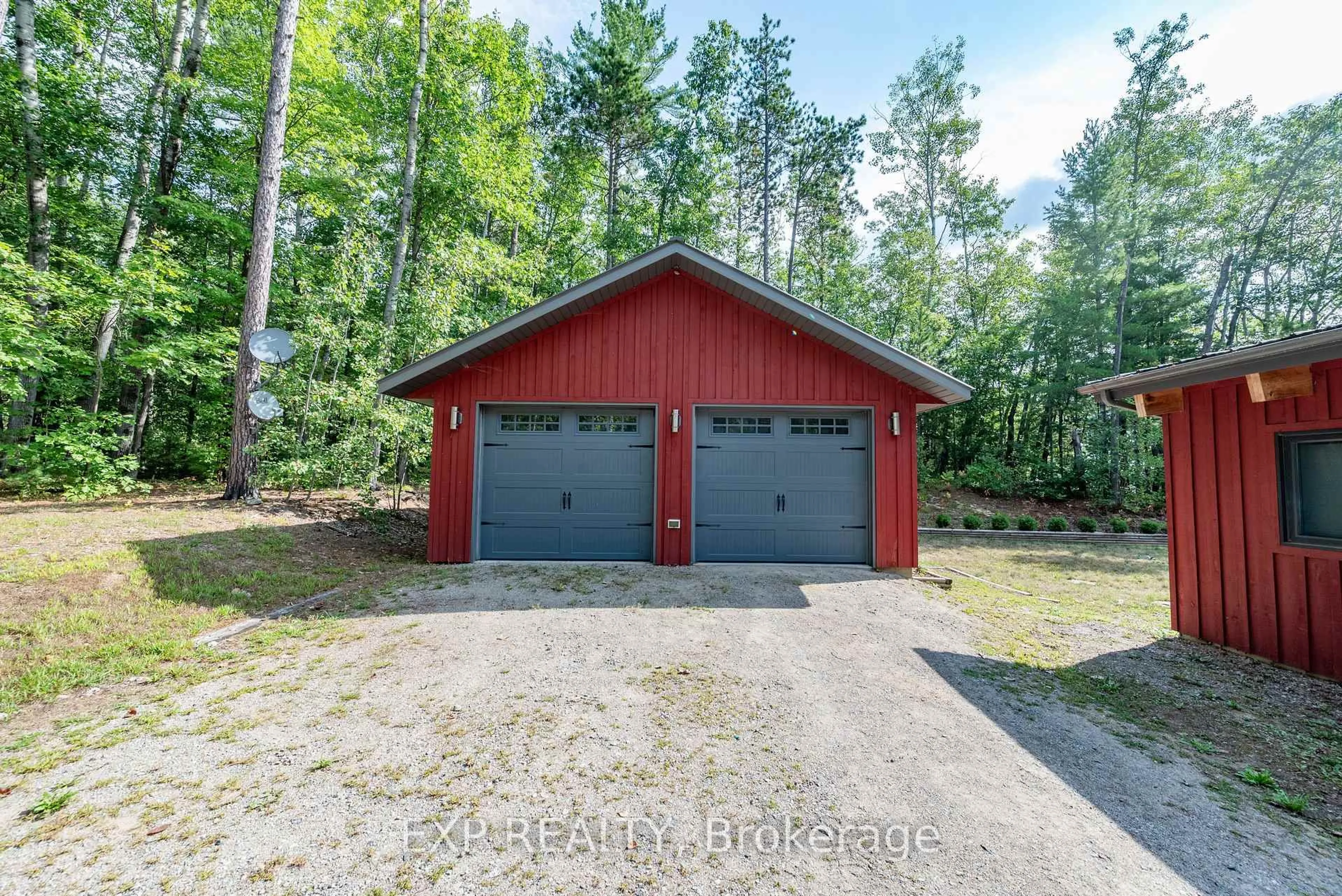 Indoor garage for 332 Lachlan Lane, Westmeath Ontario K0J 2L0