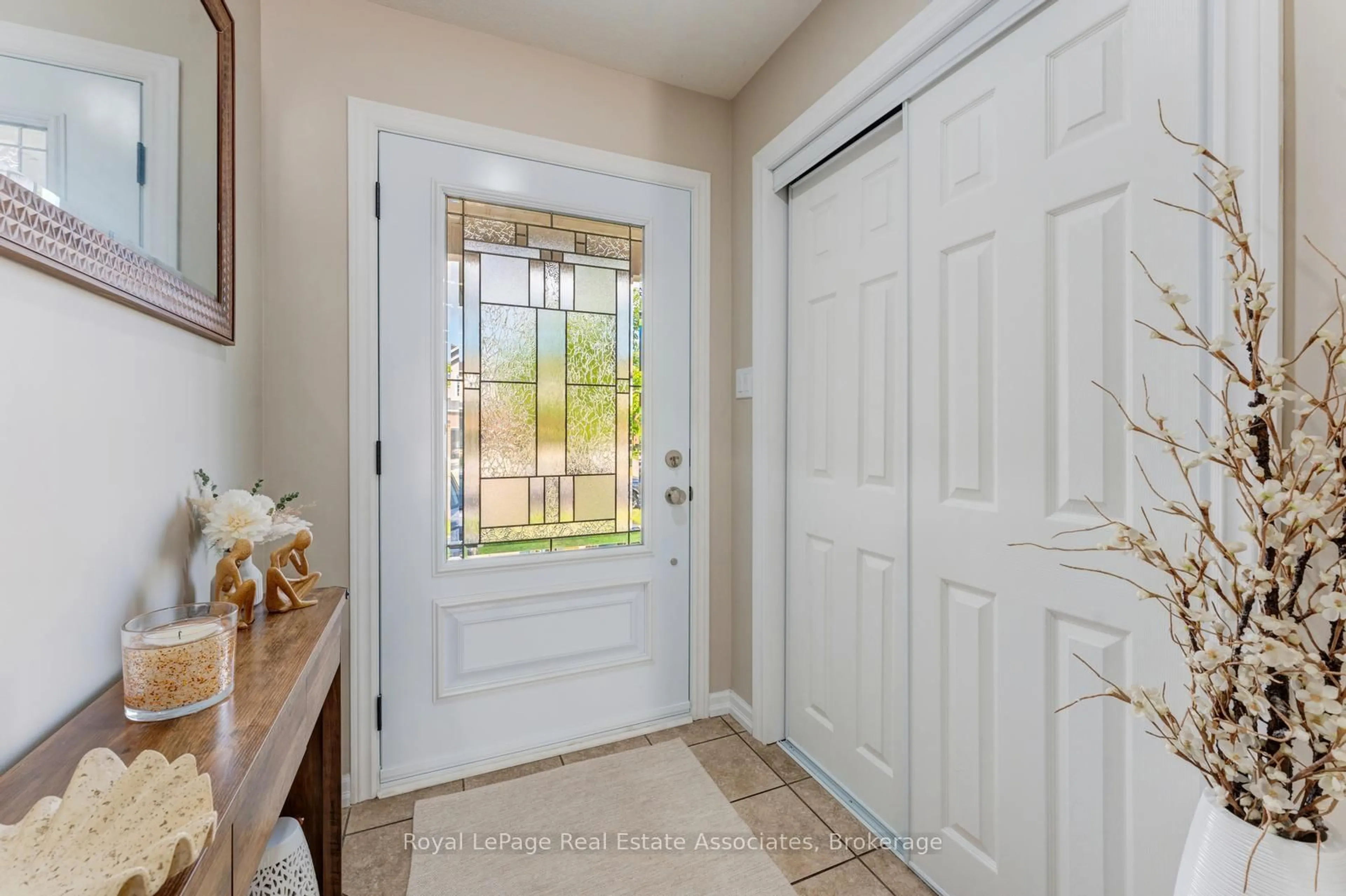Indoor entryway for 1361 Old Zeller Dr, Kitchener Ontario N2A 0C6