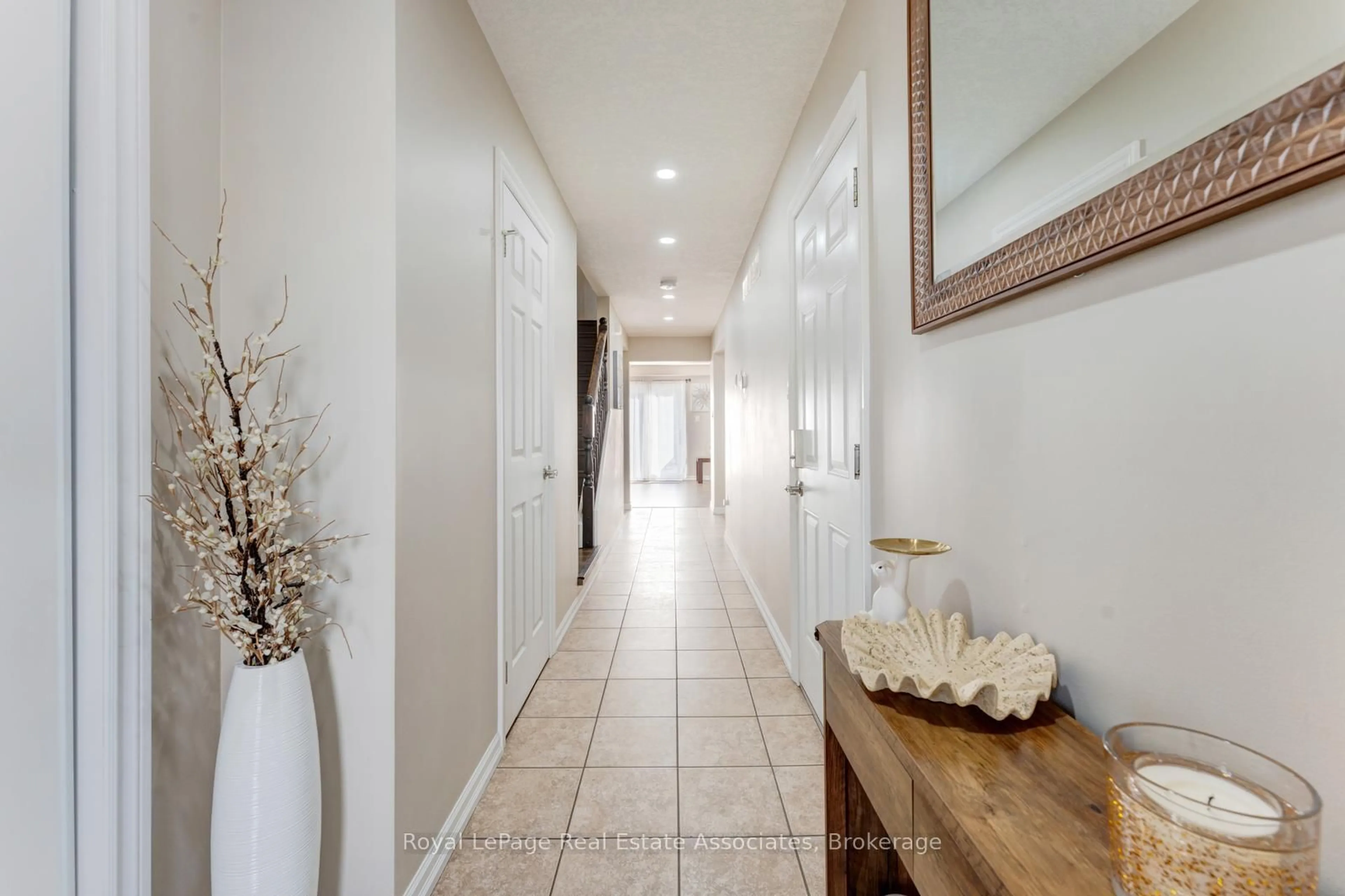 Indoor entryway for 1361 Old Zeller Dr, Kitchener Ontario N2A 0C6