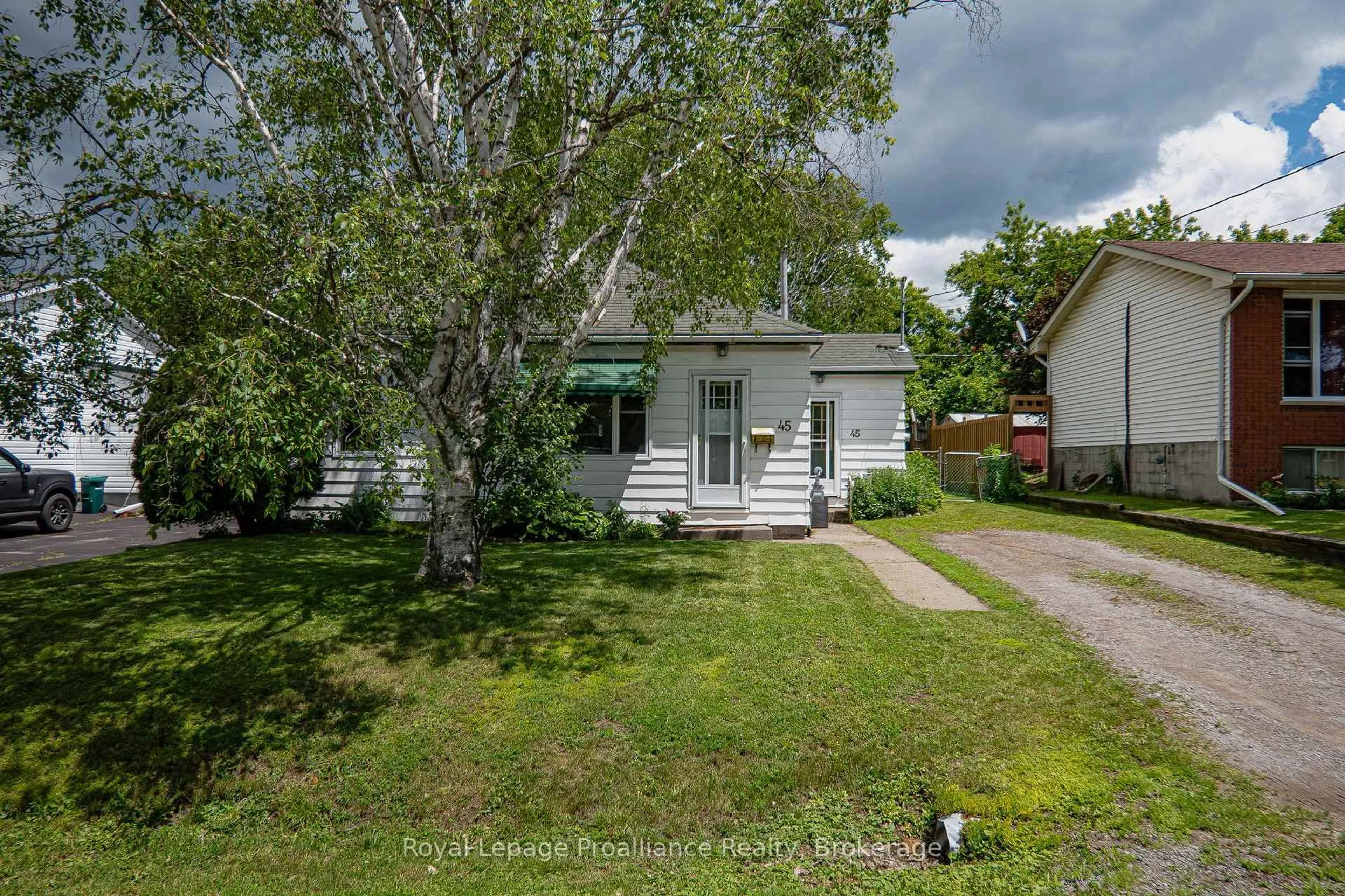 A pic from outside/outdoor area/front of a property/back of a property/a pic from drone, street for 45 Valleyview Cres, Belleville Ontario K8P 3E9