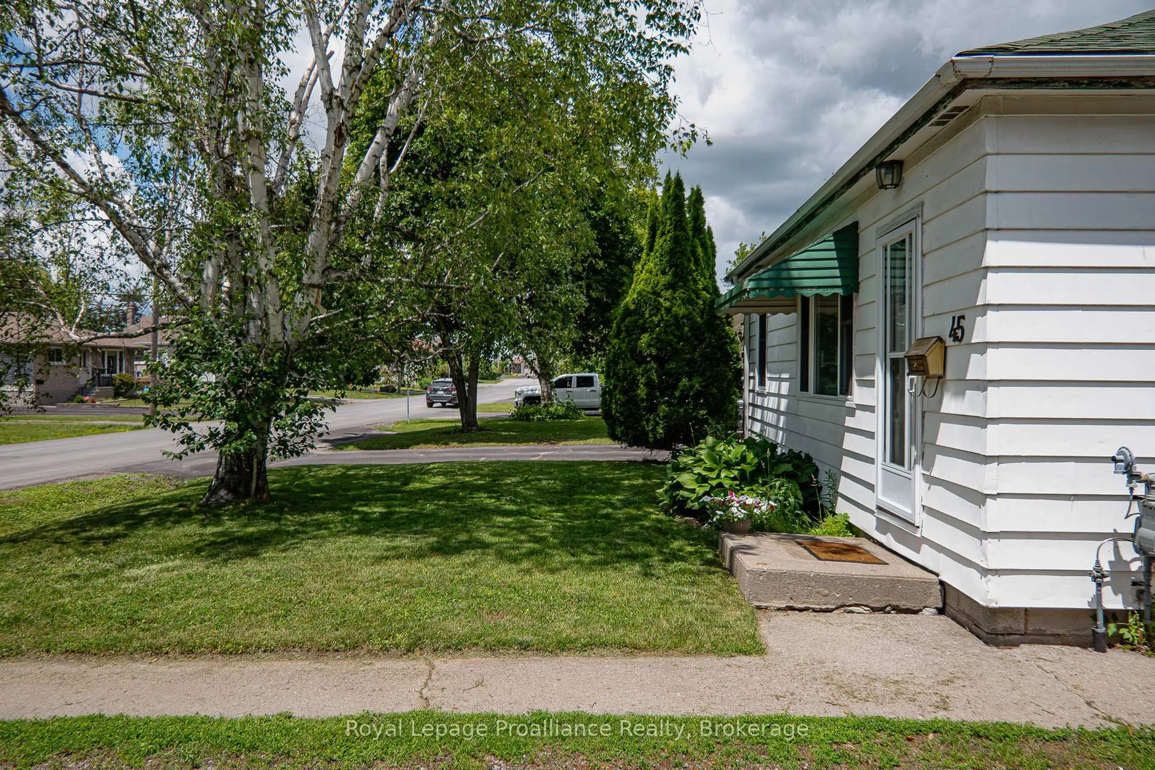 Patio, street for 45 Valleyview Cres, Belleville Ontario K8P 3E9