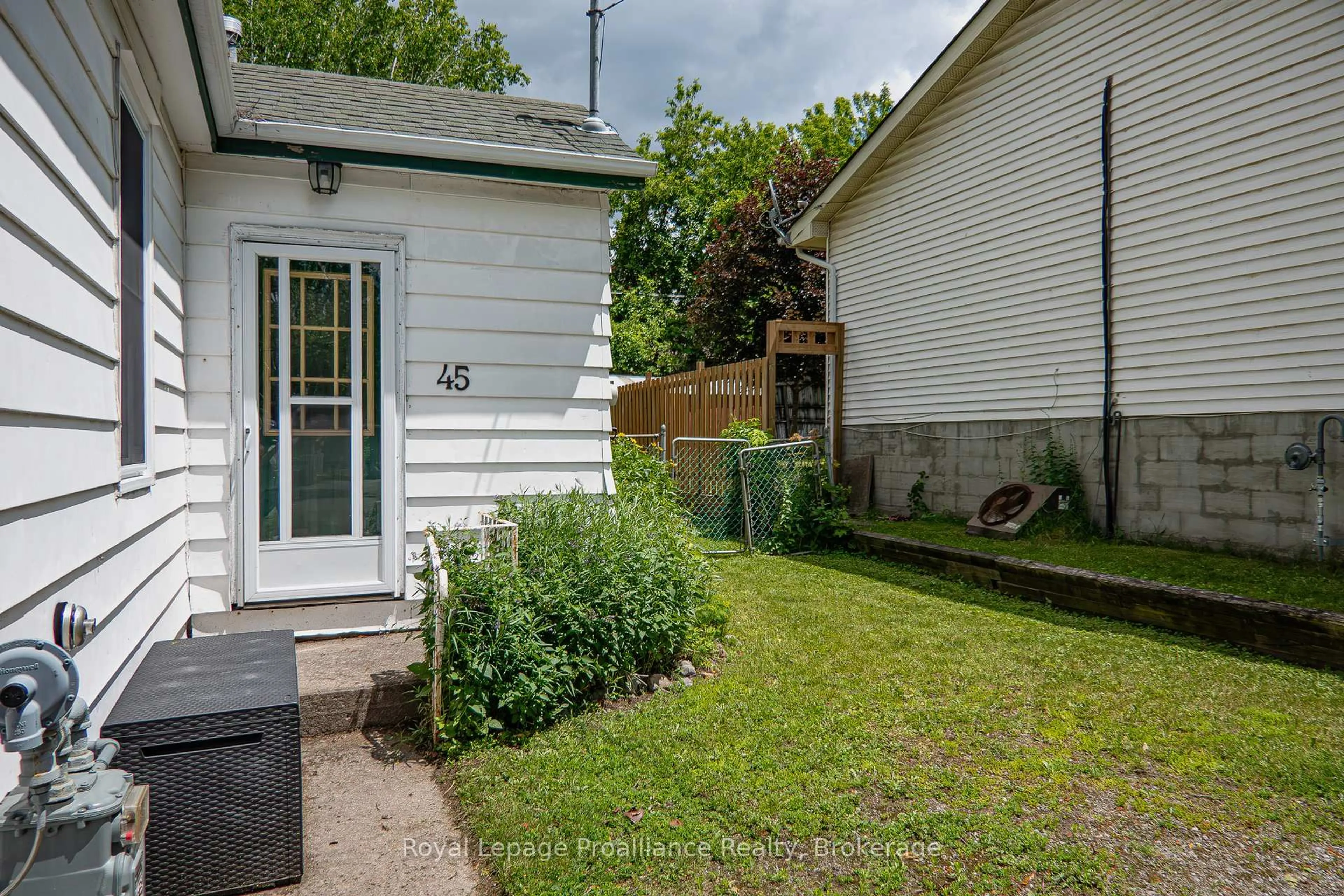 Patio, street for 45 Valleyview Cres, Belleville Ontario K8P 3E9