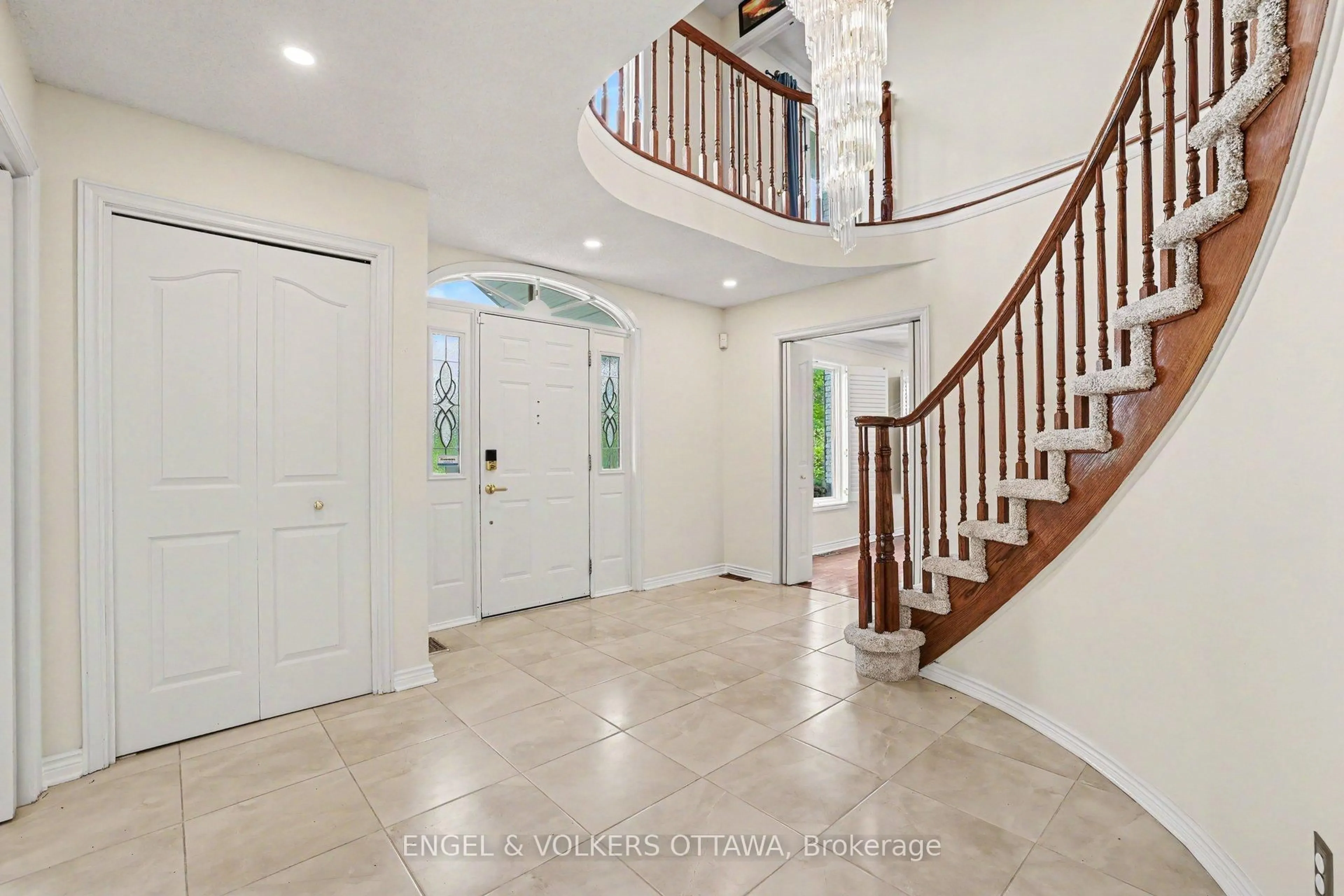 Indoor entryway for 2025 Sixth Line Rd, Ottawa Ontario K0A 1T0
