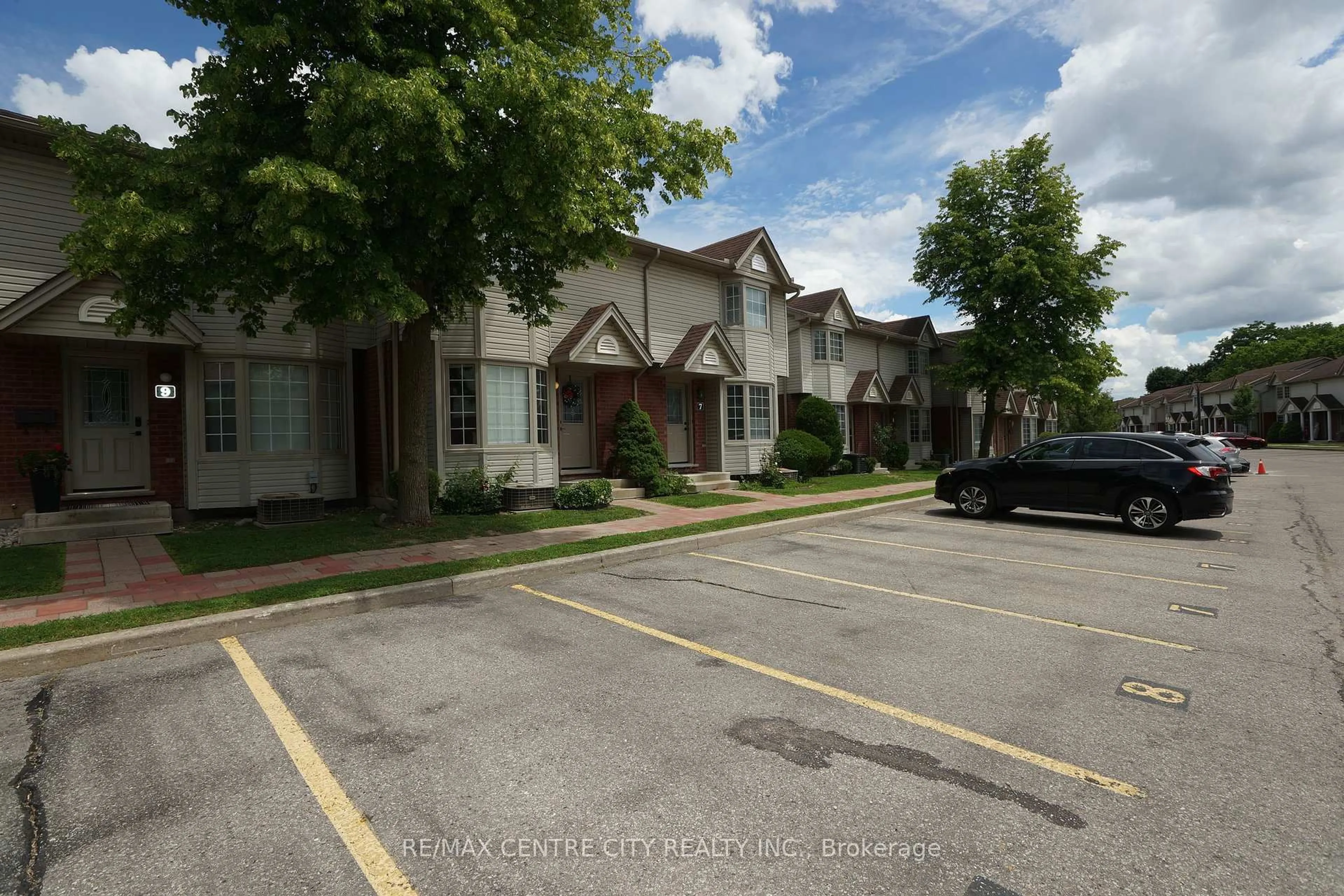 Unknown for 50 Chapman Crt #8, London North Ontario N6G 5E1