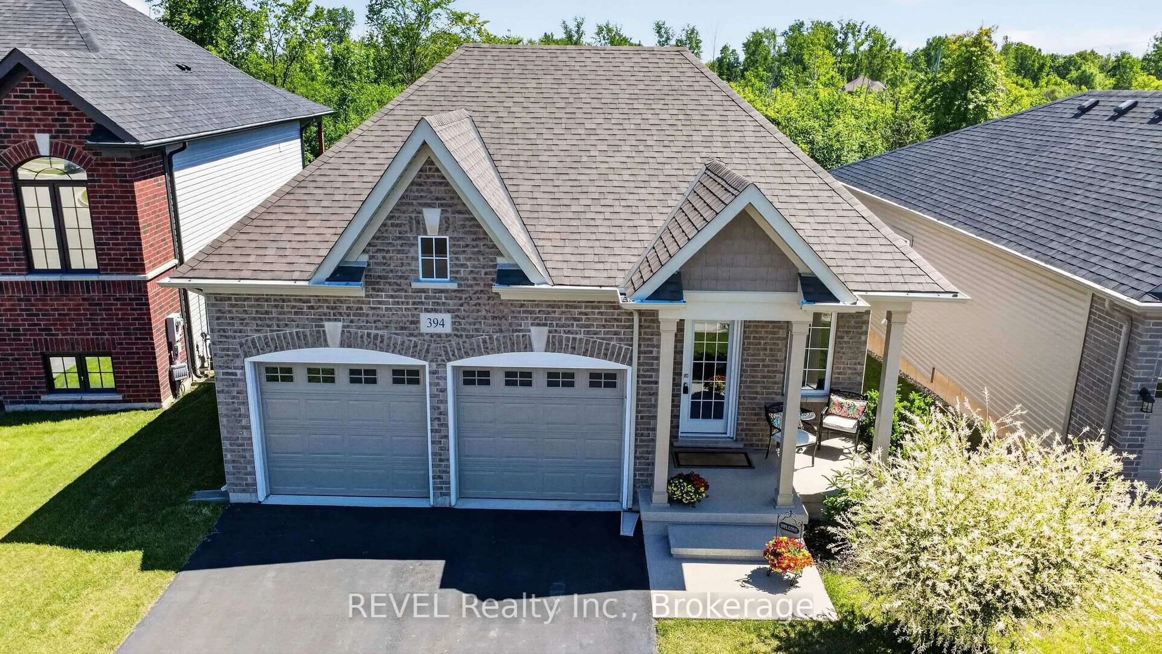 A pic from outside/outdoor area/front of a property/back of a property/a pic from drone, street for 394 Hummel Cres, Fort Erie Ontario L2A 0E8