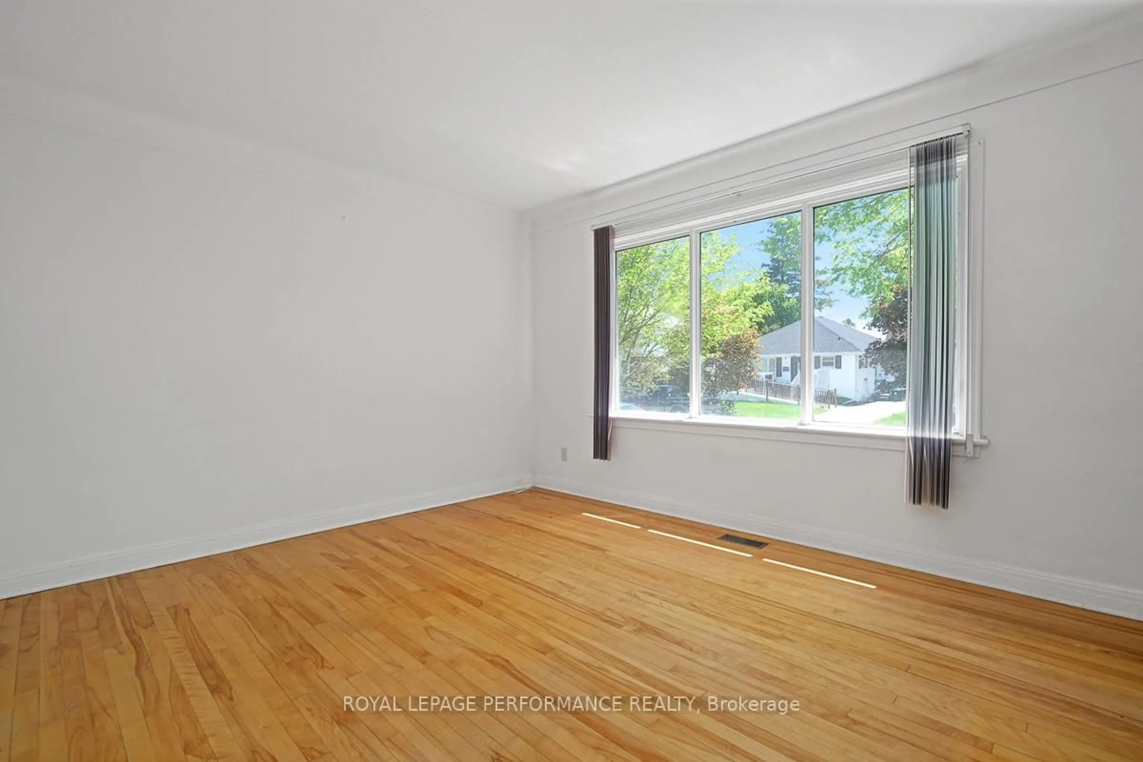 A pic of a room for 535 Dunbrack St, Ottawa Ontario K1K 1J4