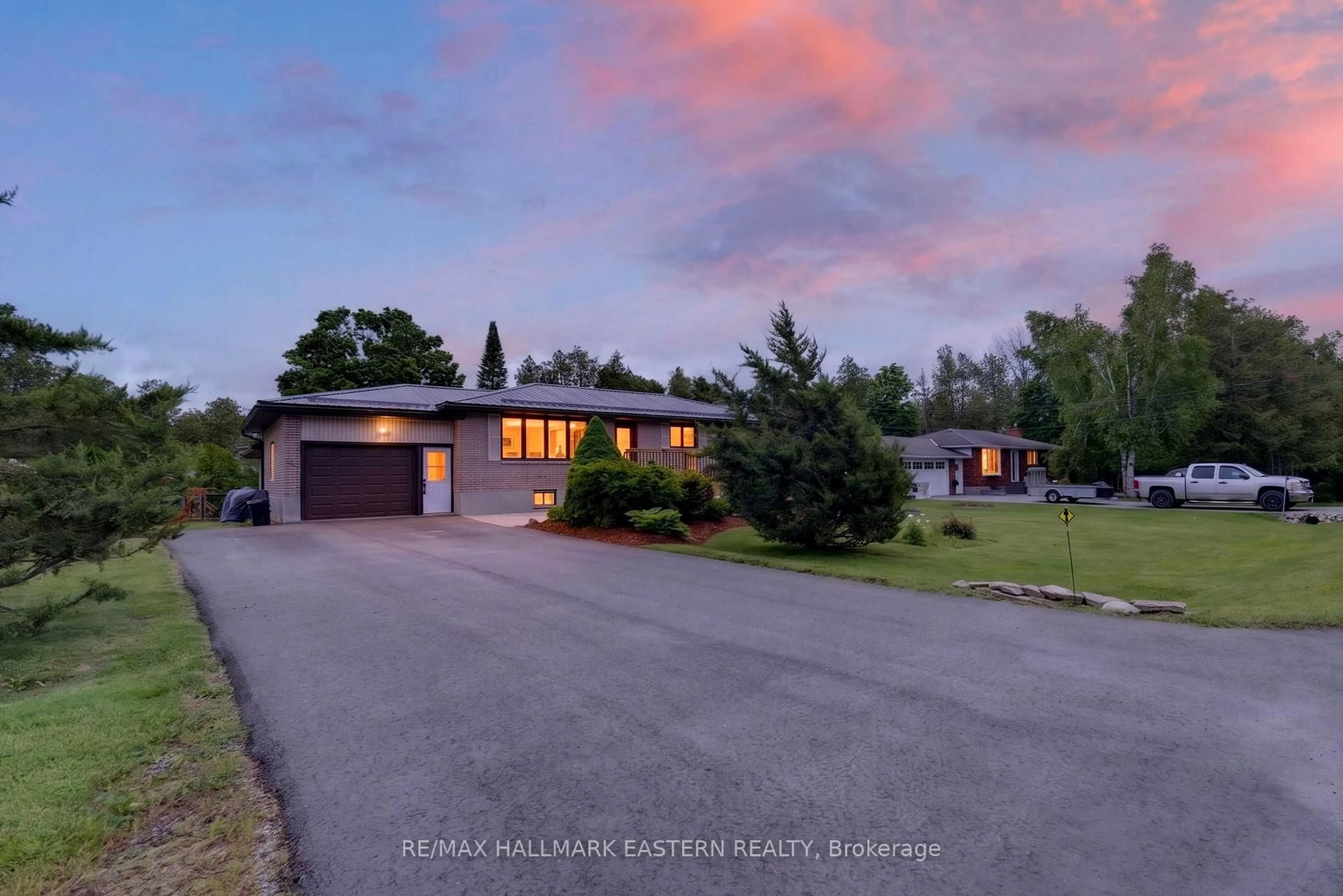 A pic from outside/outdoor area/front of a property/back of a property/a pic from drone, street for 803 Derby Dr, Selwyn Ontario K0L 1T0