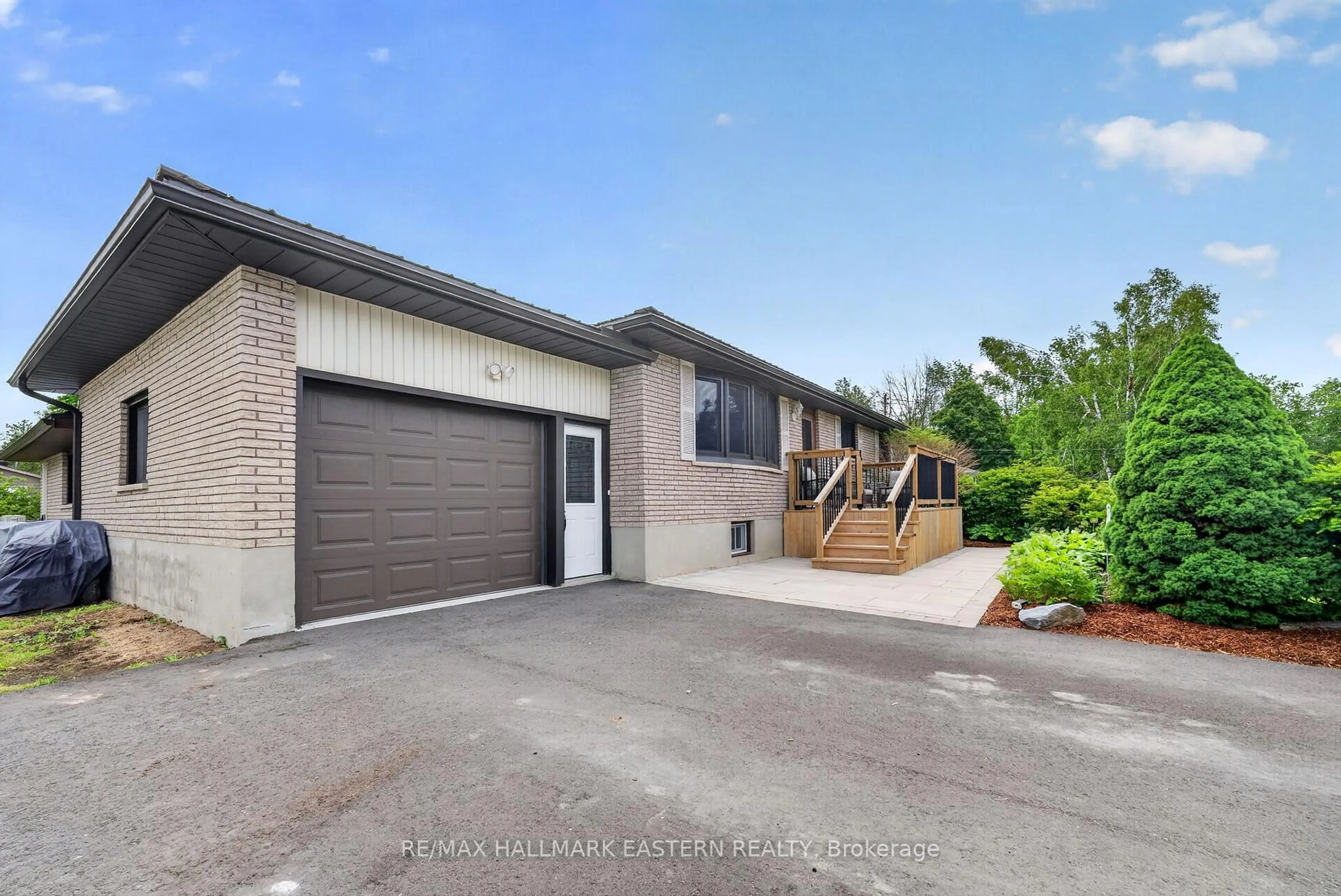 A pic from outside/outdoor area/front of a property/back of a property/a pic from drone, street for 803 Derby Dr, Selwyn Ontario K0L 1T0