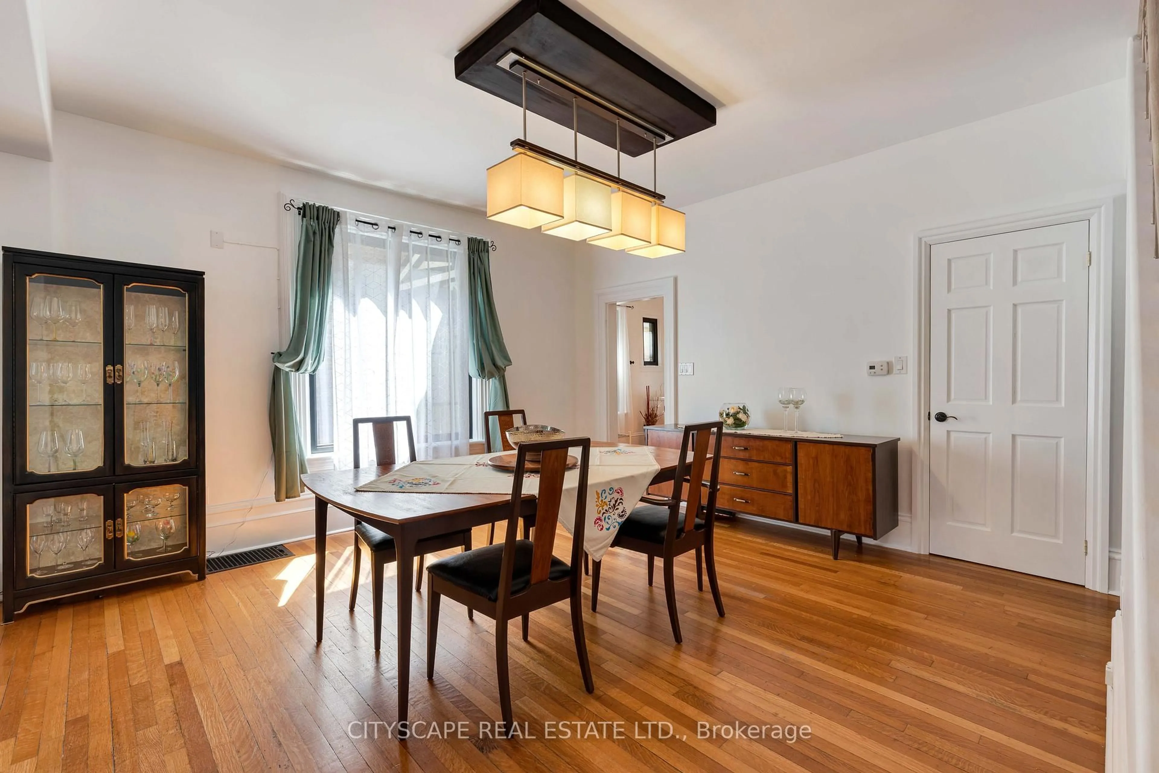 Dining room, wood/laminate floor for 29 Arthur St, Brantford Ontario N3S 3H4