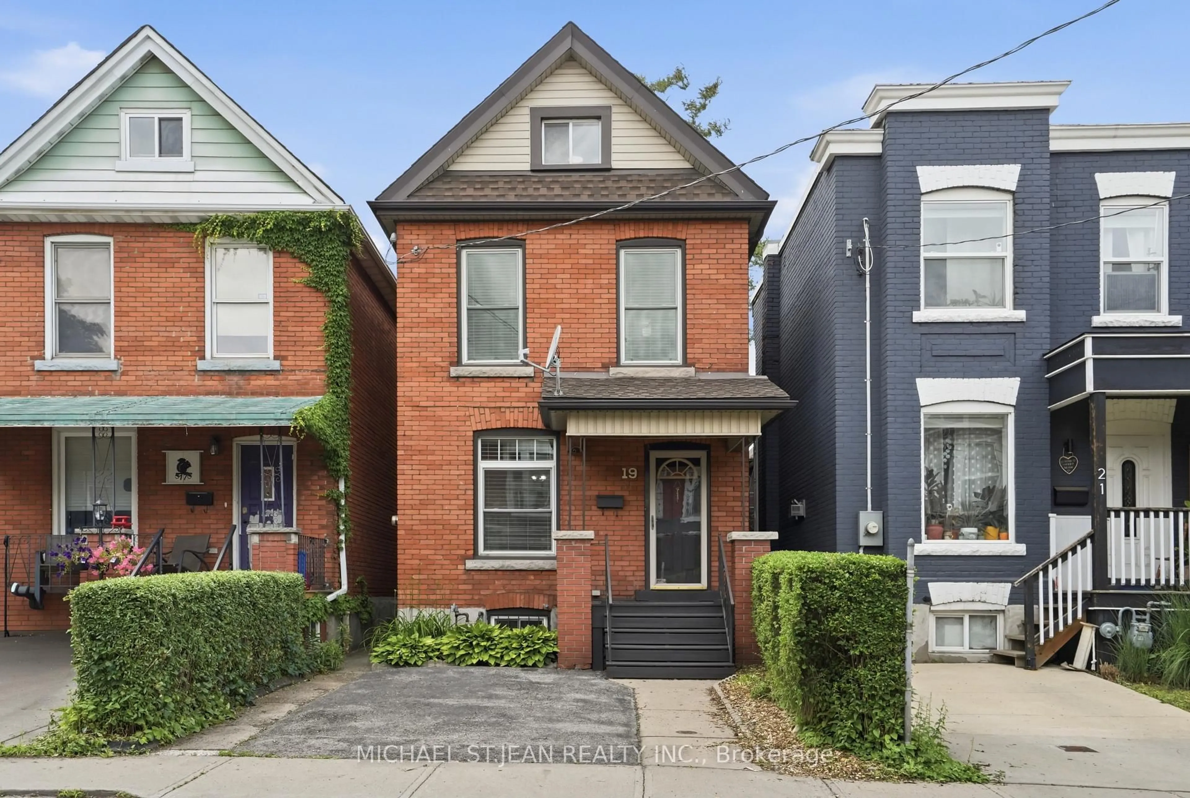 Home with brick exterior material, street for 19 Huntley St, Hamilton Ontario L8L 5X8