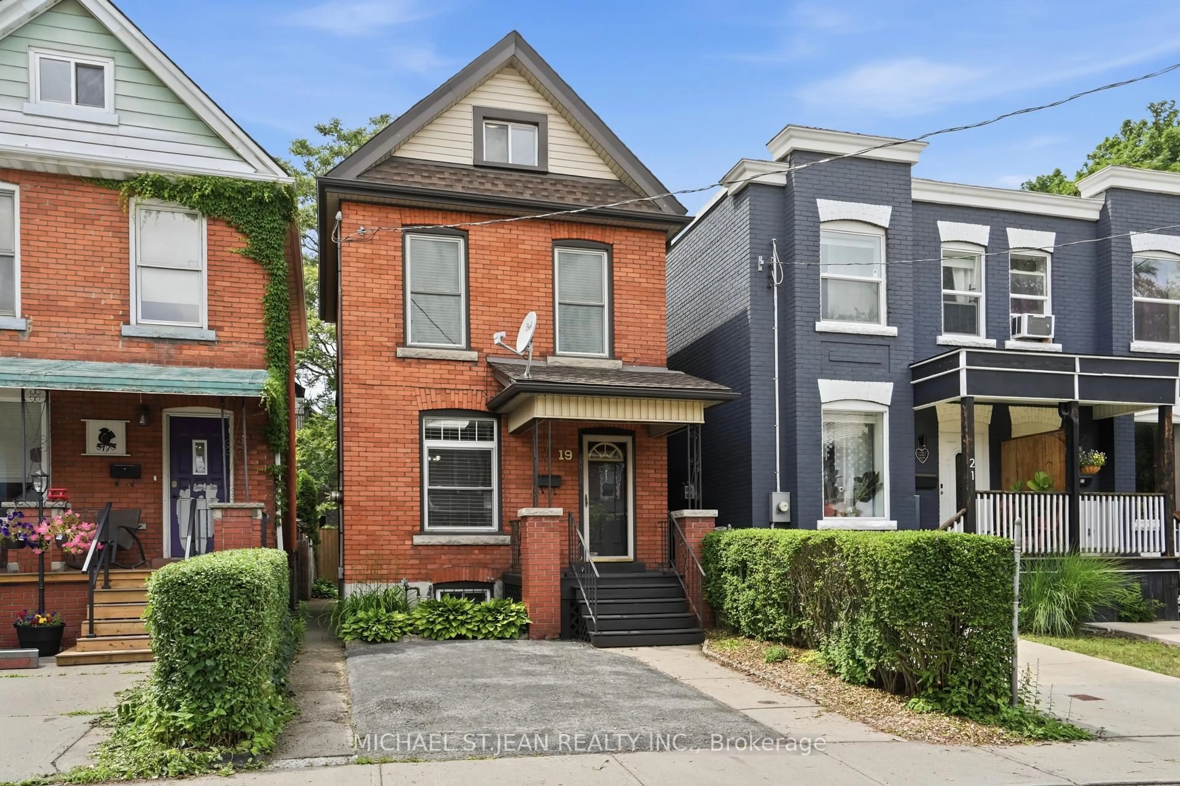 Home with brick exterior material, street for 19 Huntley St, Hamilton Ontario L8L 5X8