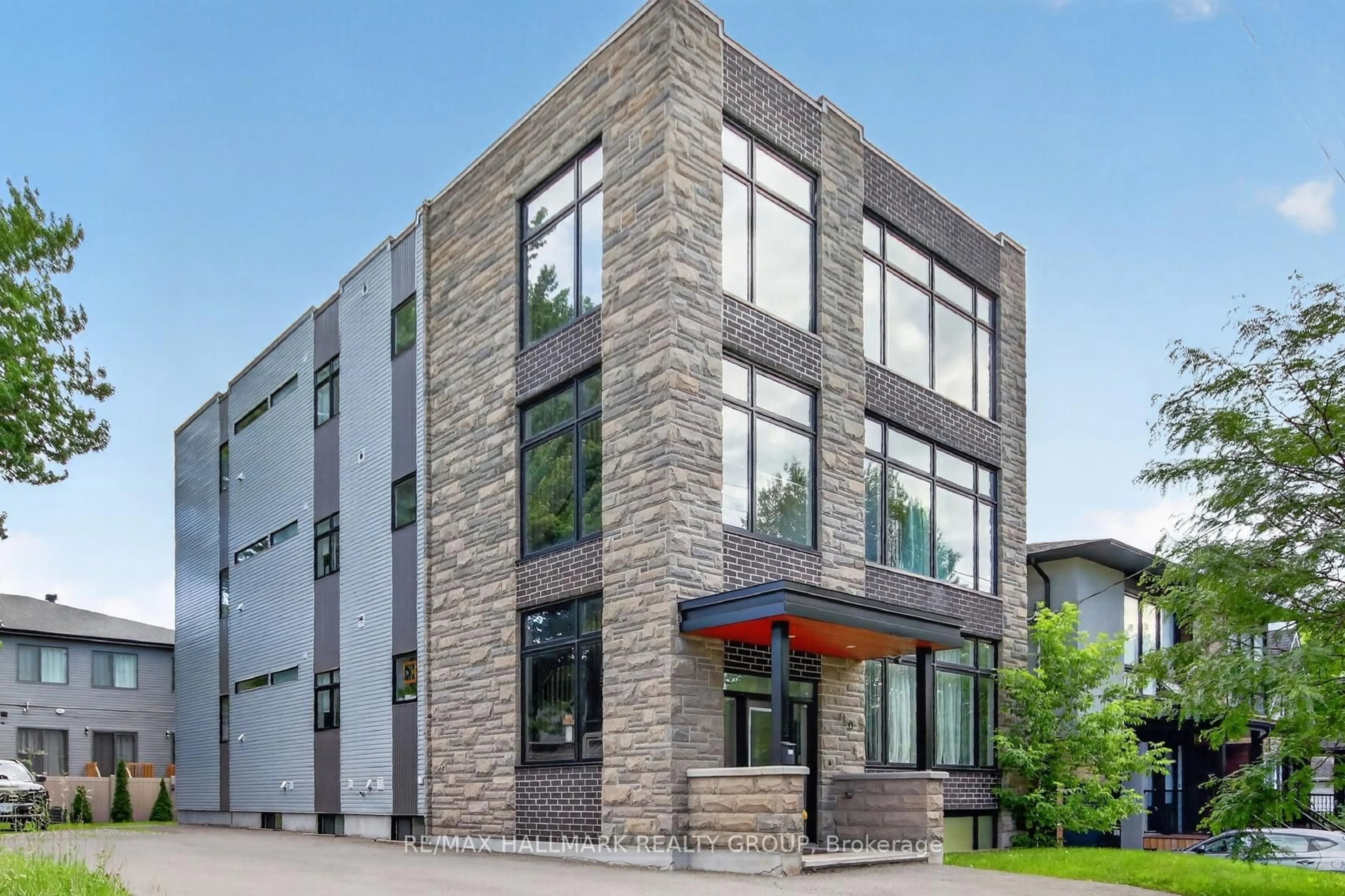 Home with brick exterior material, building for 550 Guy St, Ottawa Ontario K1K 1B9