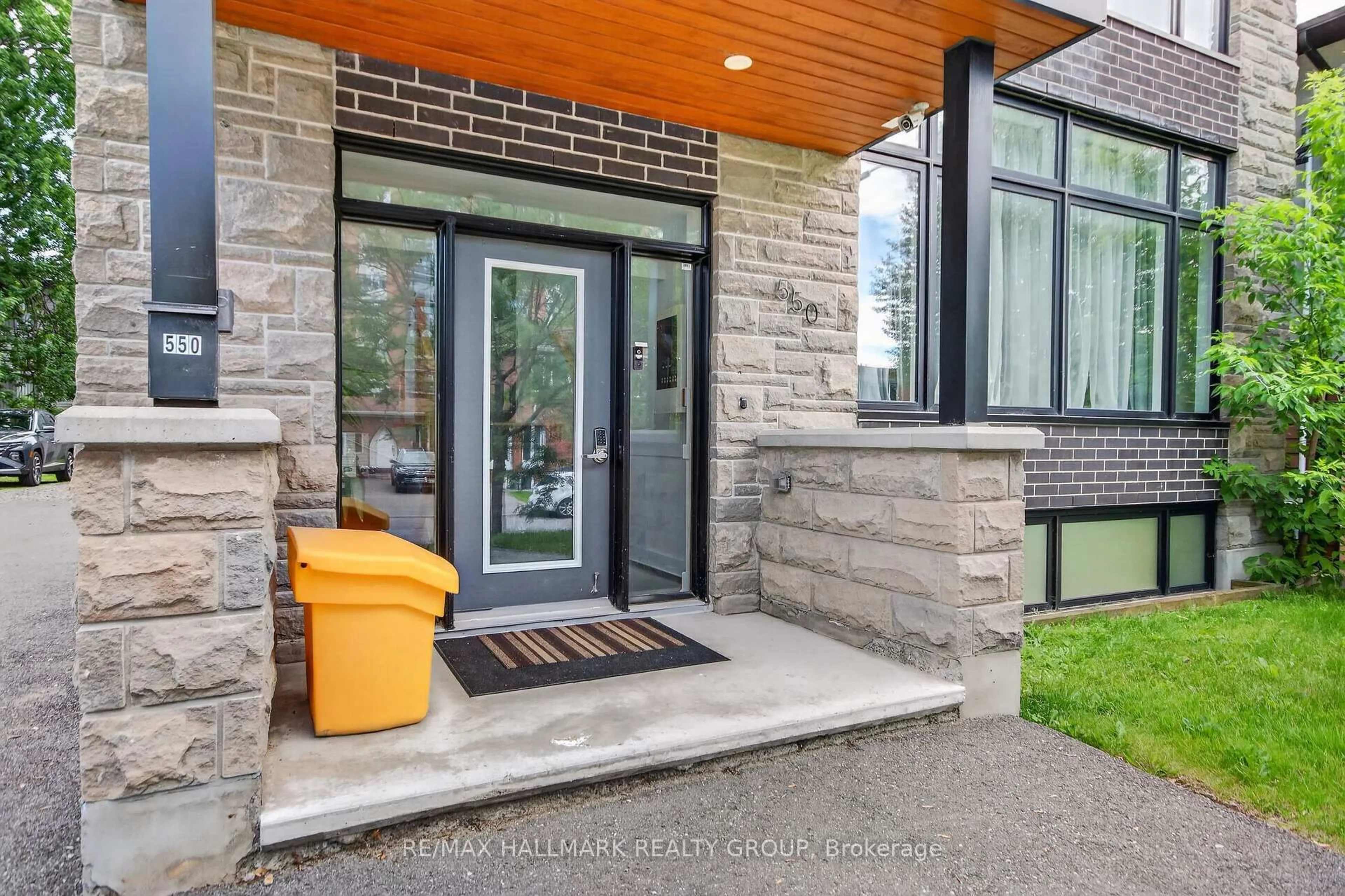 Indoor entryway for 550 Guy St, Ottawa Ontario K1K 1B9