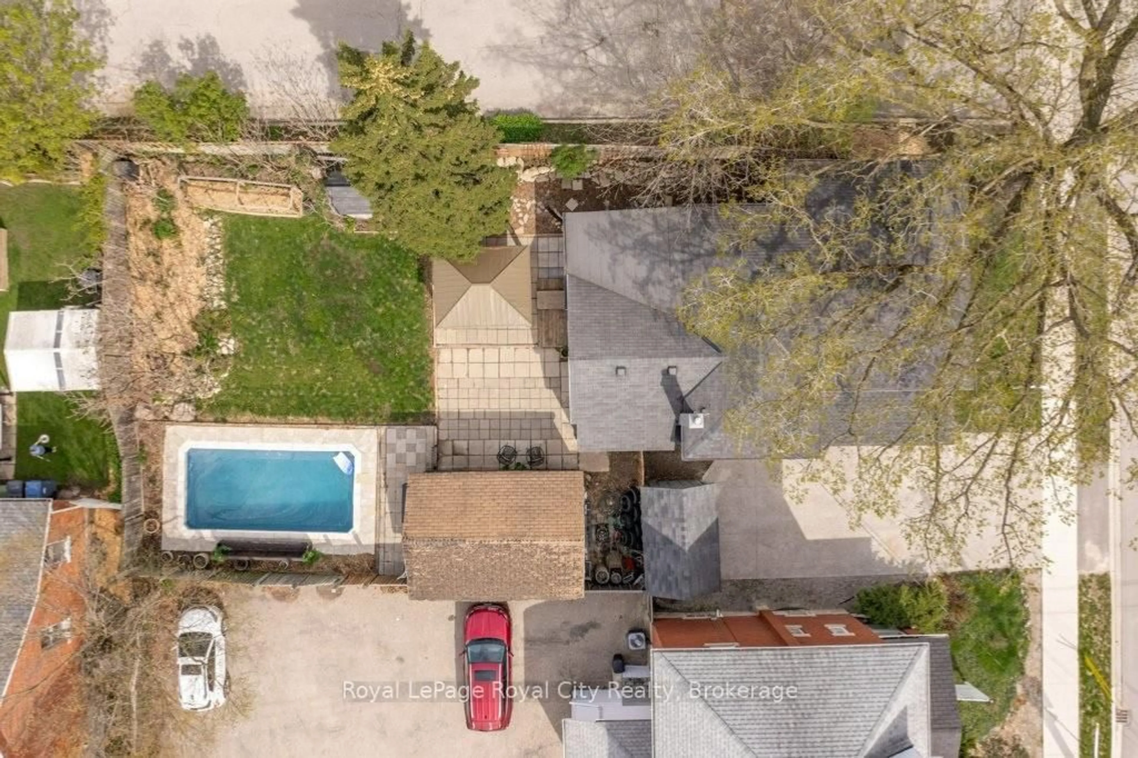A pic from outside/outdoor area/front of a property/back of a property/a pic from drone, street for 554 Woolwich St, Guelph Ontario N1H 3Y2