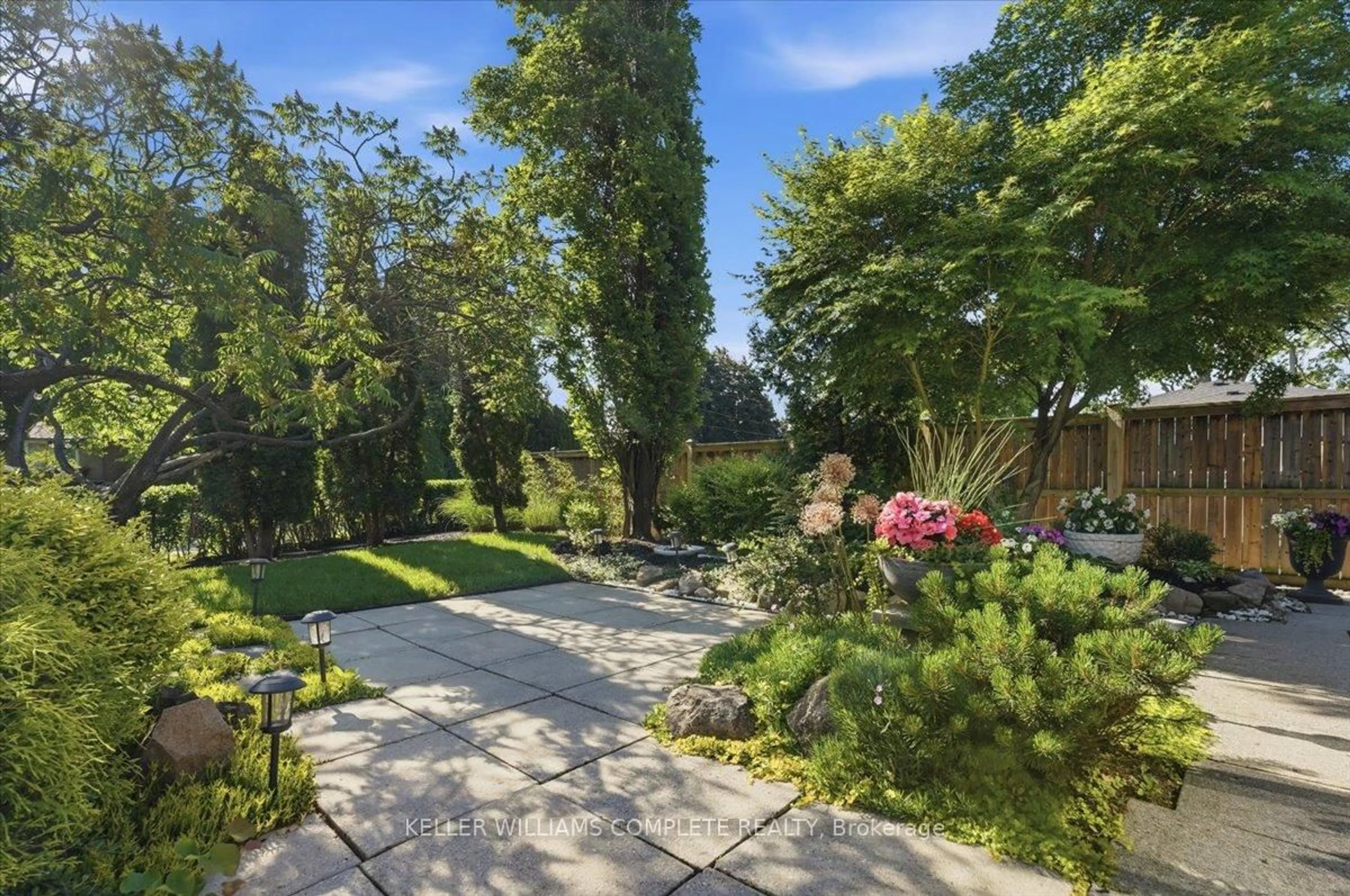 Patio, street for 3255 Prior Cres, Niagara Falls Ontario L2J 3B2
