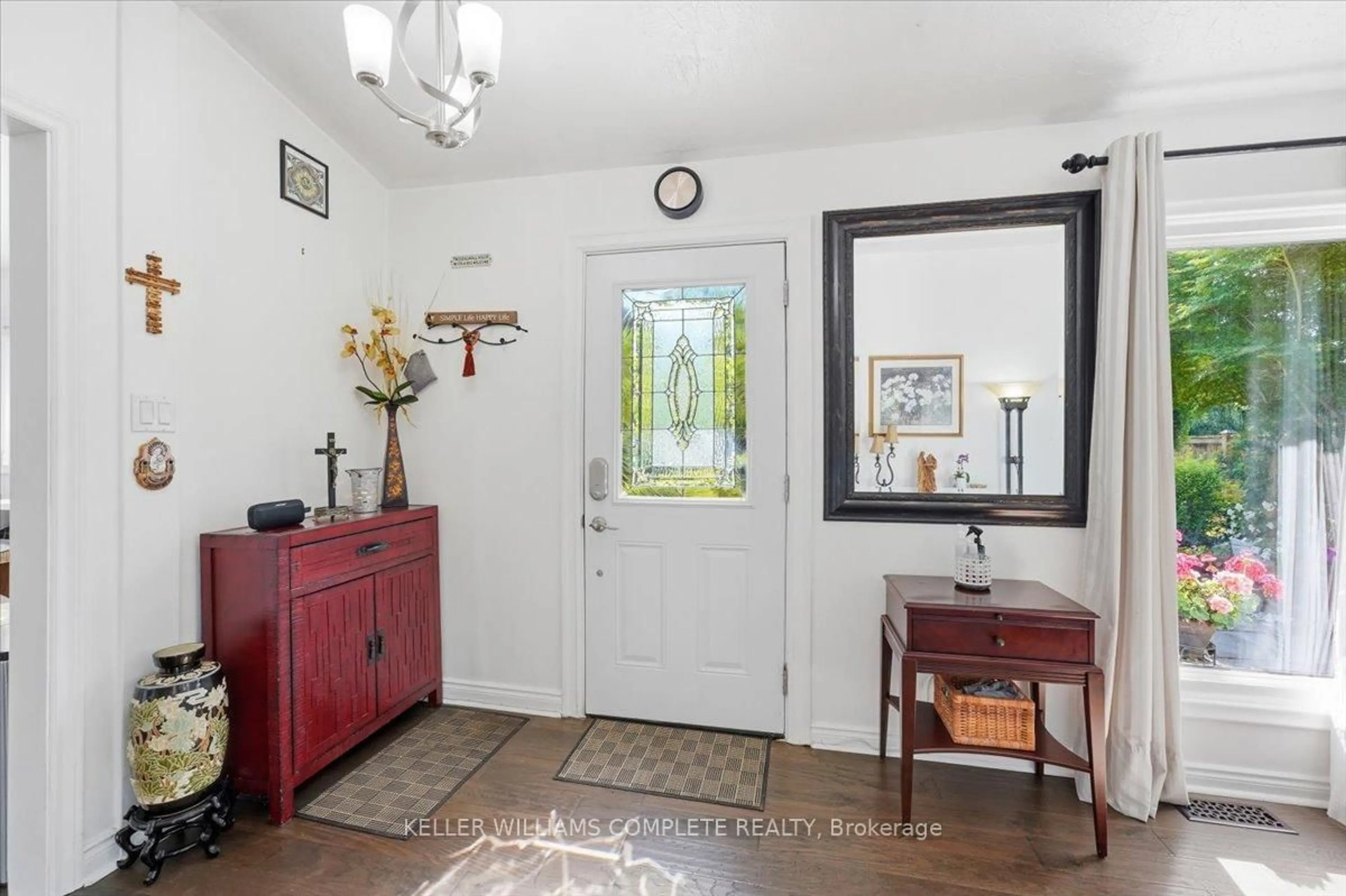 Indoor entryway for 3255 Prior Cres, Niagara Falls Ontario L2J 3B2