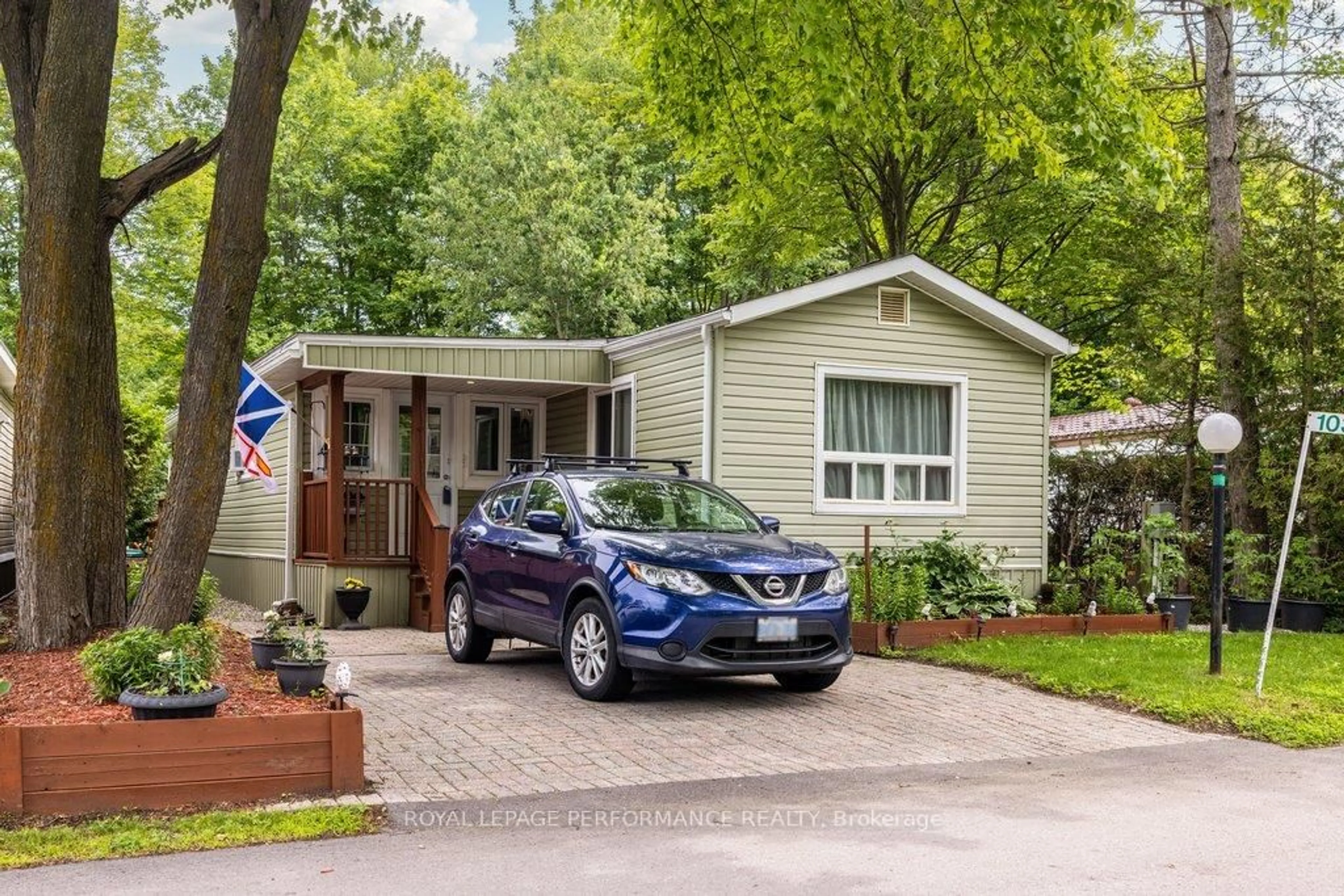 Home with vinyl exterior material, street for 1039 Vista Barrett Private, Greely Ontario K4P 1C8