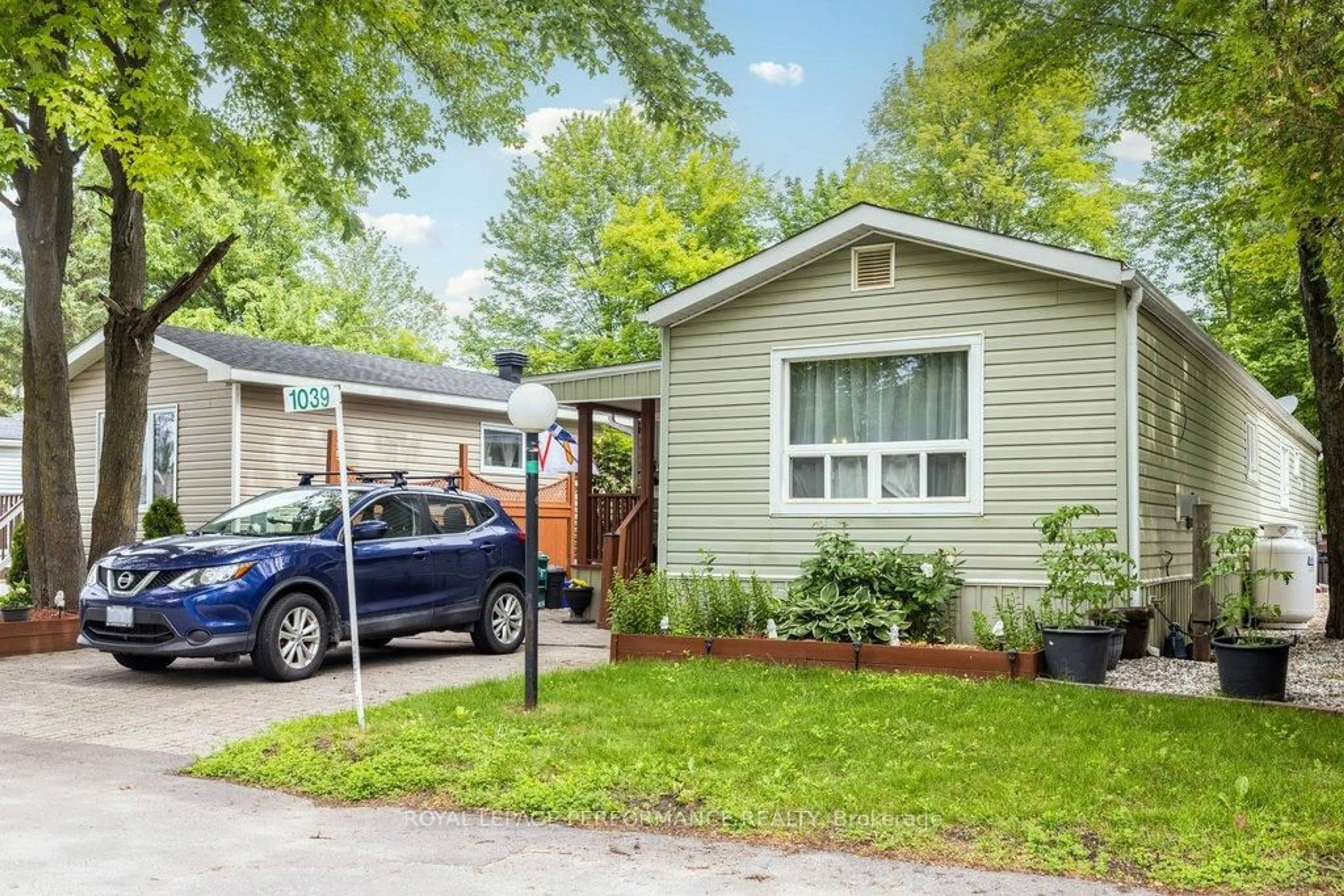 Home with vinyl exterior material, street for 1039 Vista Barrett Private, Greely Ontario K4P 1C8