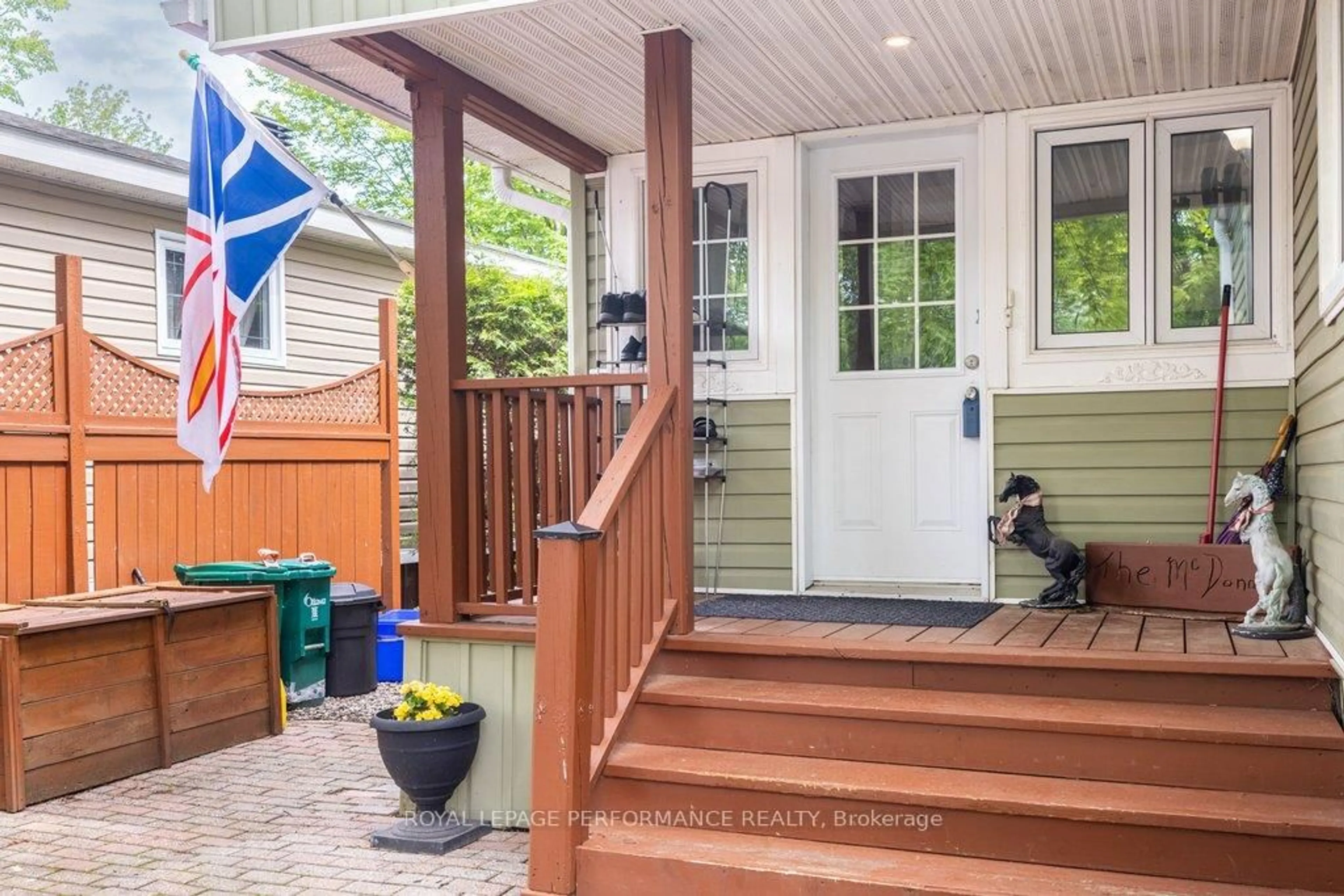 Indoor entryway for 1039 Vista Barrett Private, Greely Ontario K4P 1C8