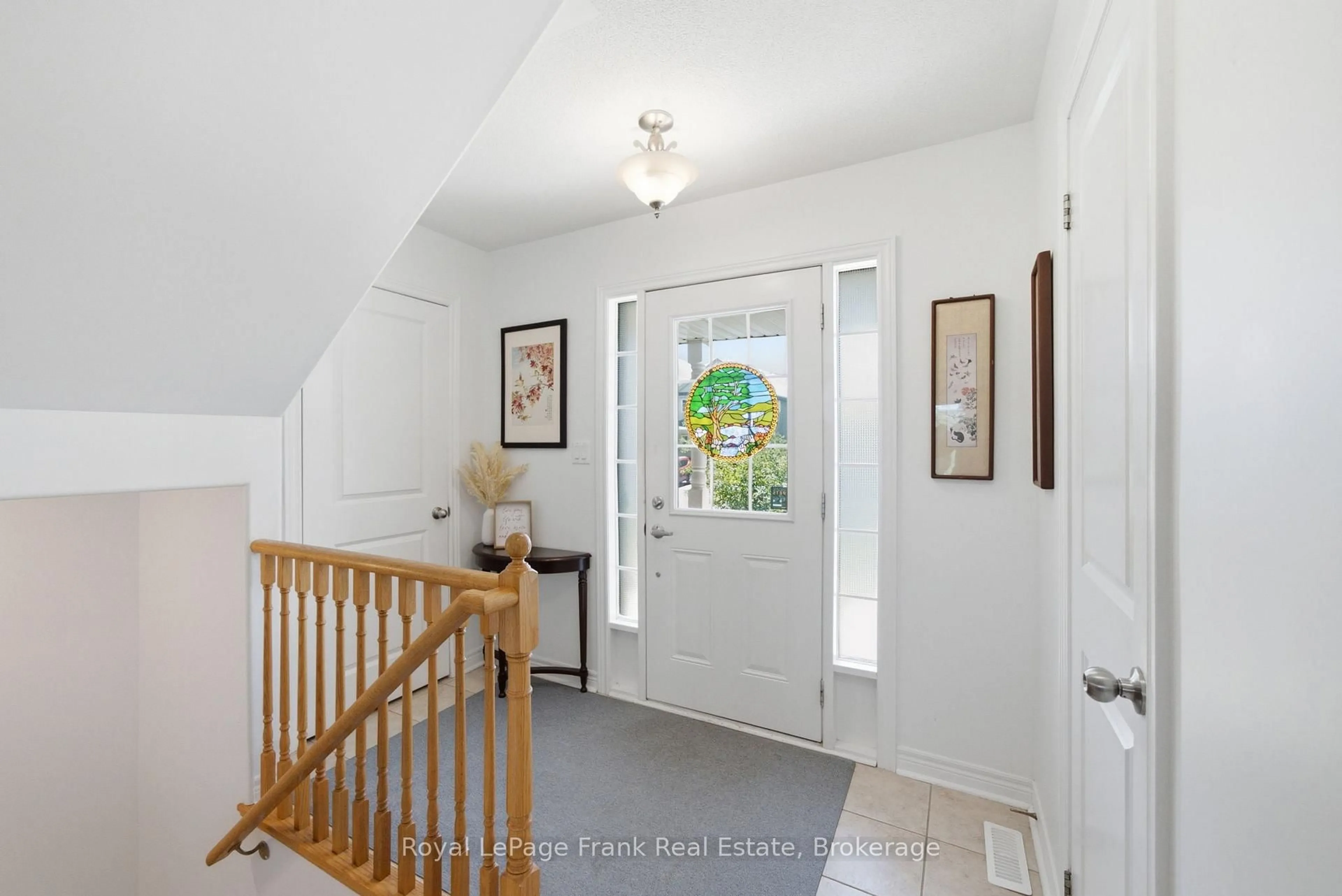 Indoor entryway for 26 Fallingbrook Cres, Kawartha Lakes Ontario K9V 0B3