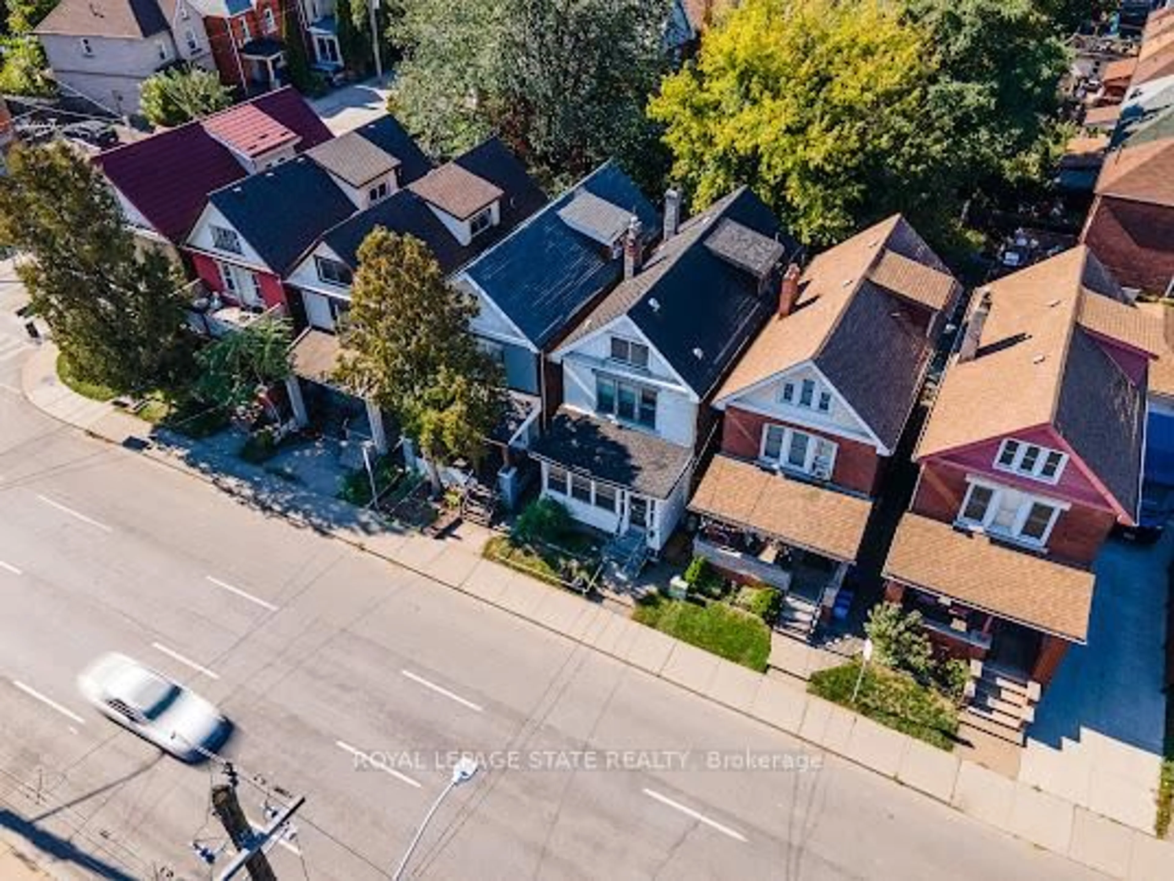 A pic from outside/outdoor area/front of a property/back of a property/a pic from drone, street for 35 Sherman Ave, Hamilton Ontario L8L 6L9