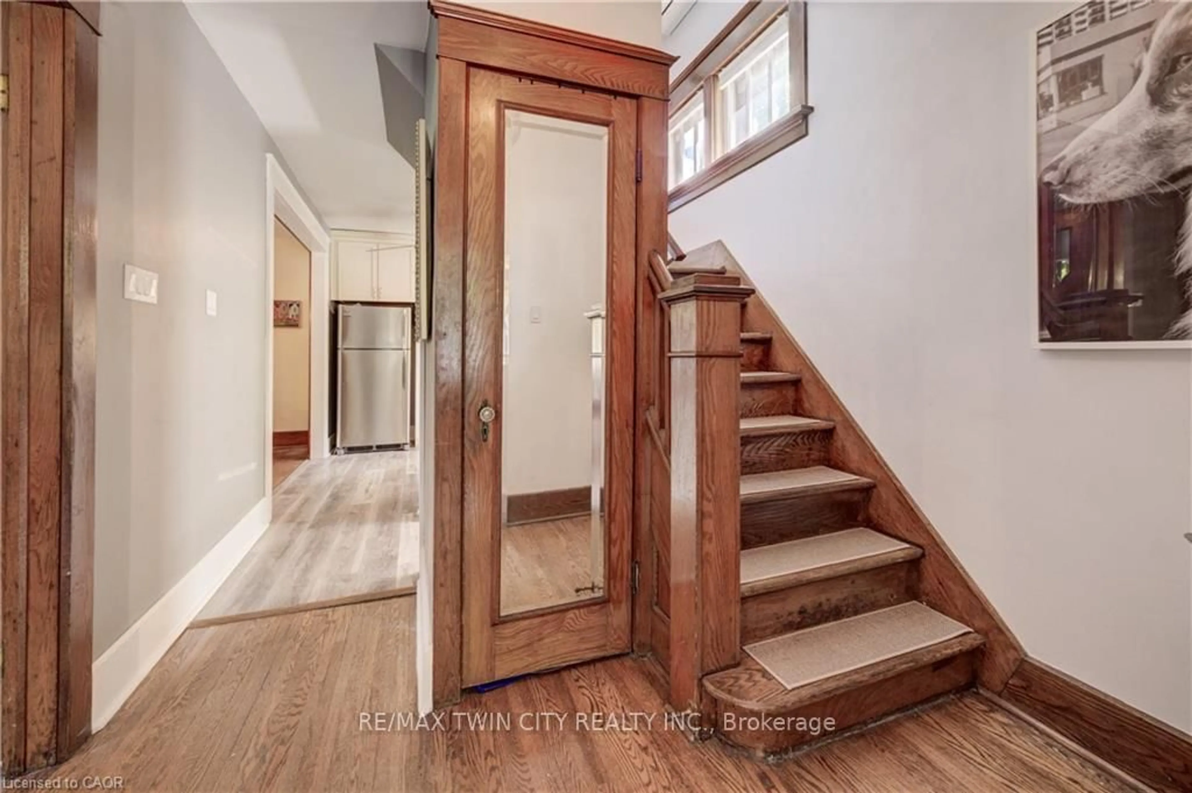 Indoor entryway for 90 BROCK St, Kitchener Ontario N2M 1X3