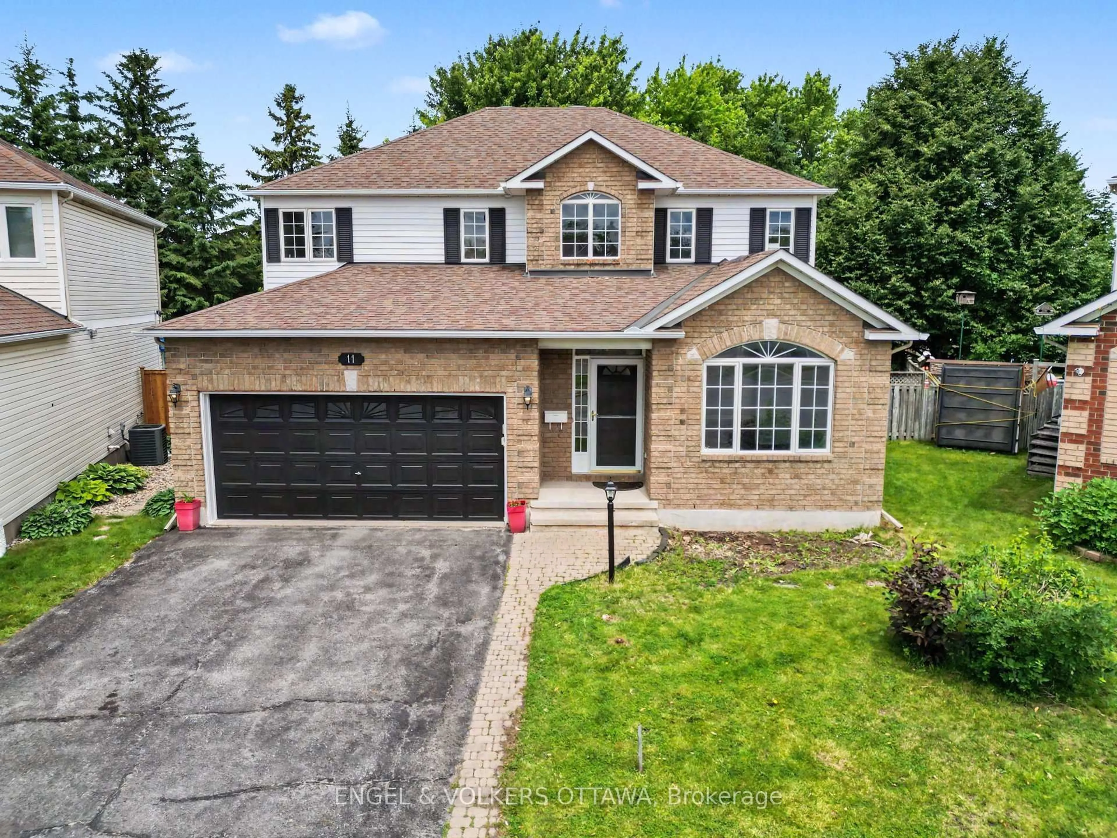 A pic from outside/outdoor area/front of a property/back of a property/a pic from drone, street for 11 GLENROSE Crt, Ottawa Ontario K2J 4T4