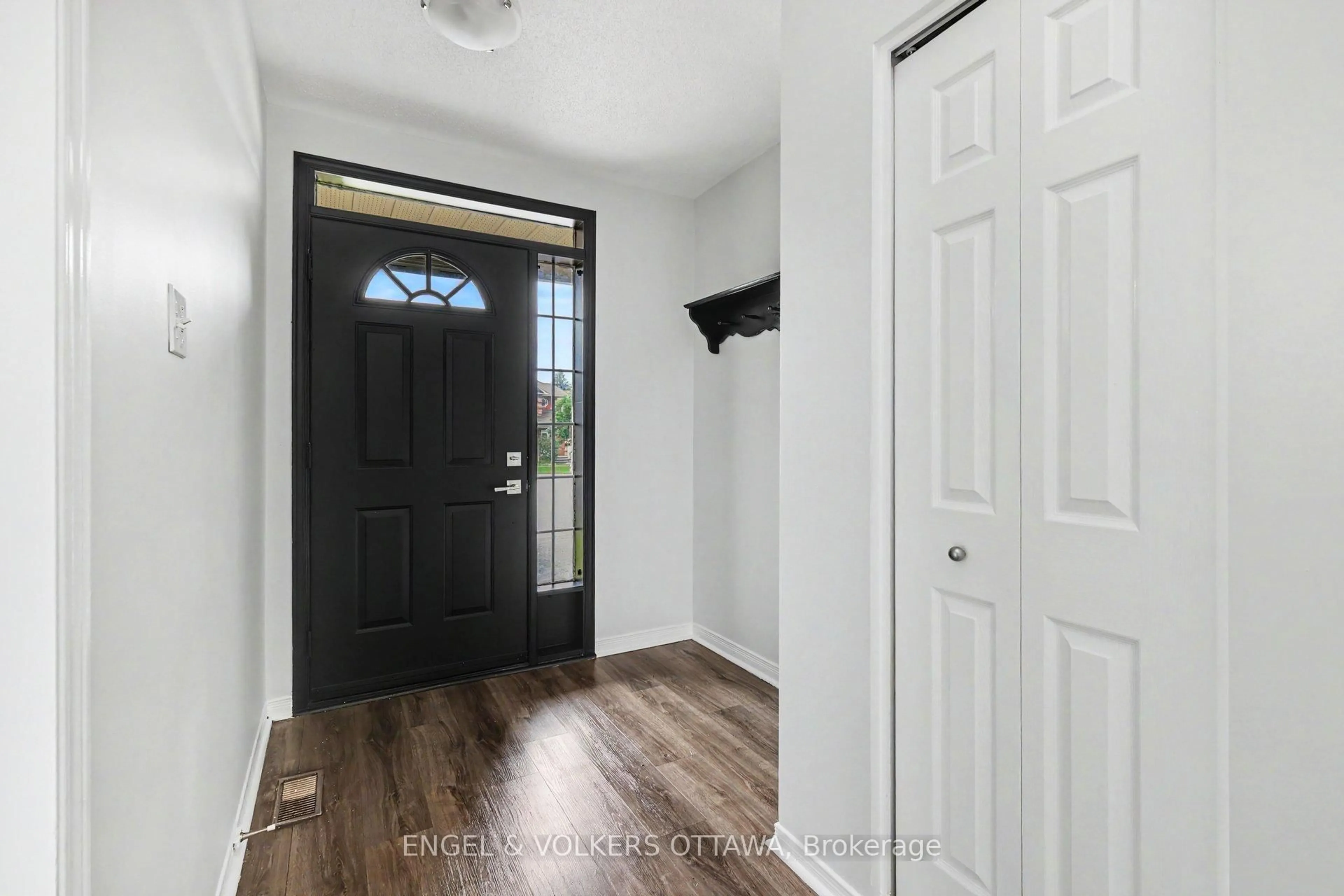 Indoor entryway for 11 GLENROSE Crt, Ottawa Ontario K2J 4T4