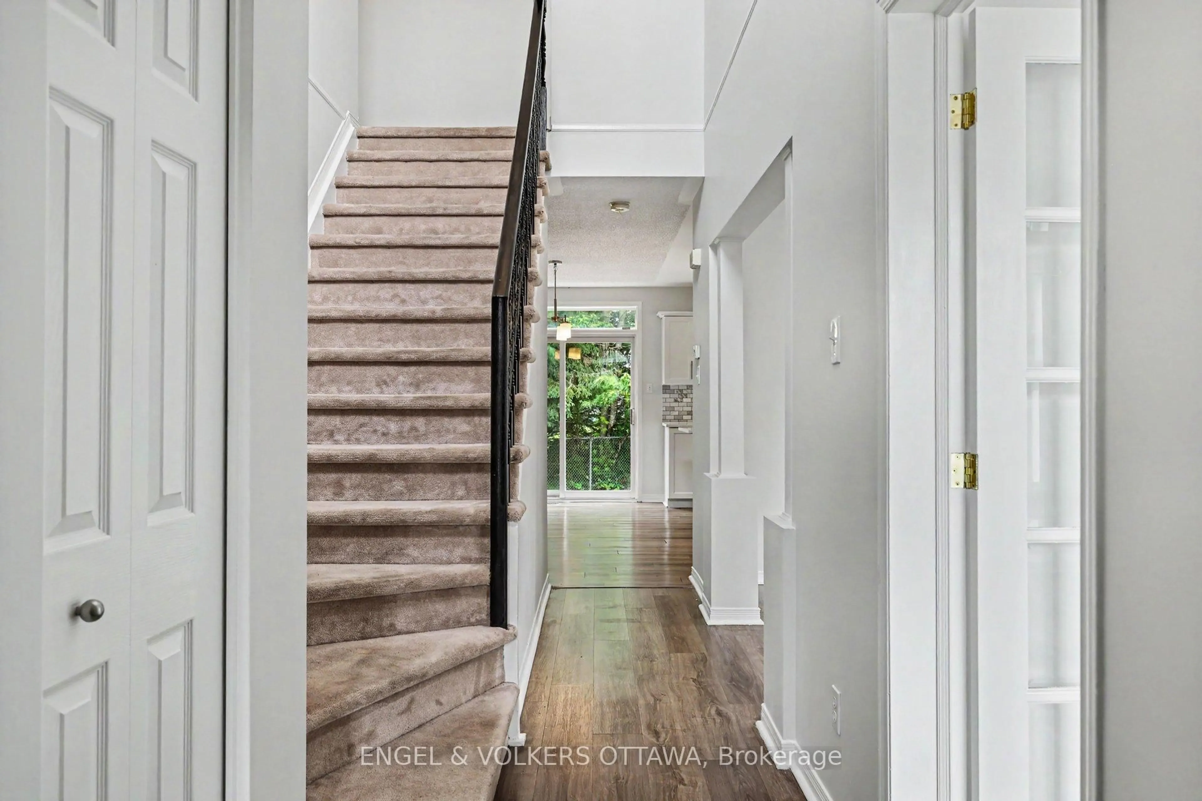 Indoor entryway for 11 GLENROSE Crt, Ottawa Ontario K2J 4T4