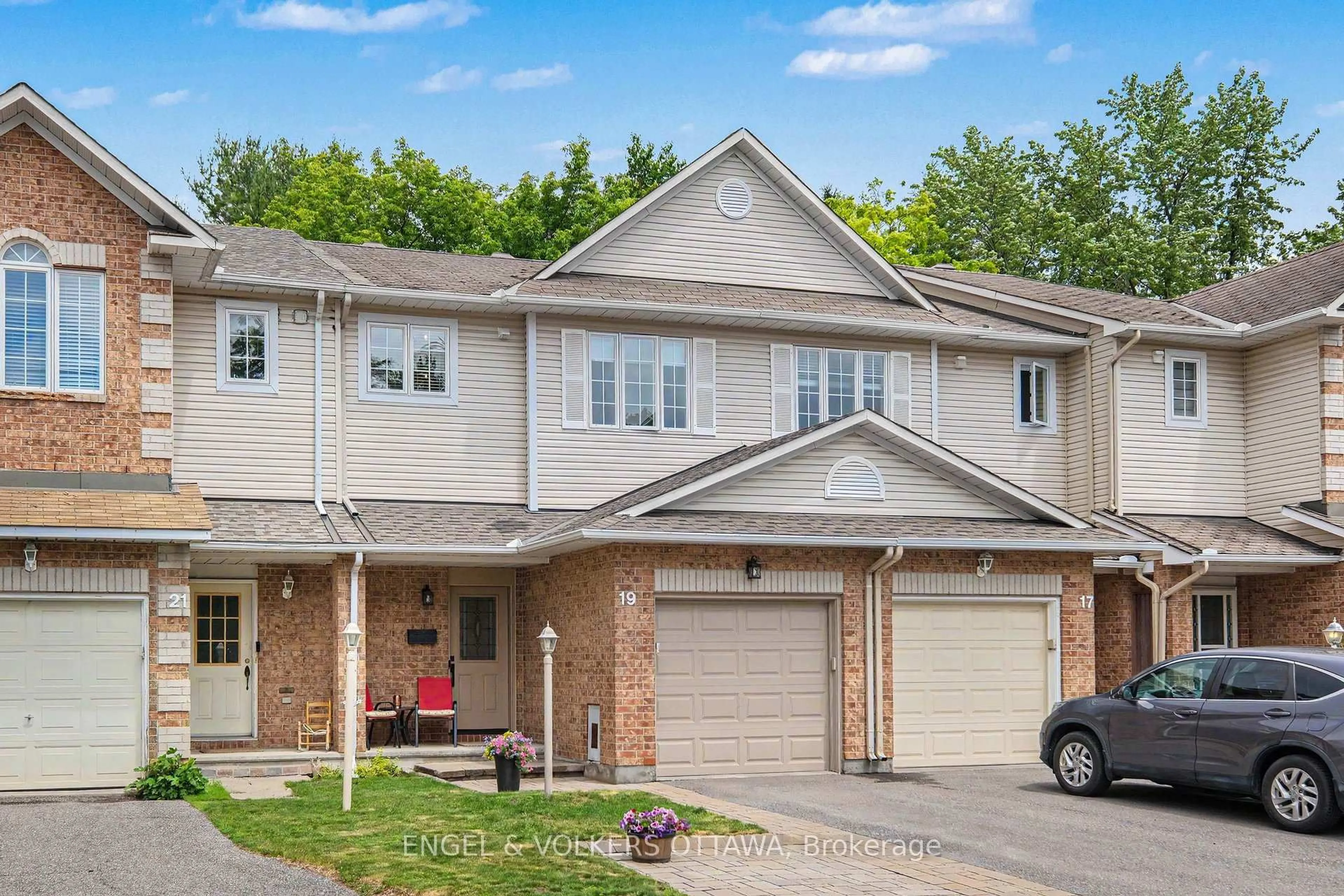 Home with brick exterior material, street for 19 Riverbank Crt, Stittsville Ontario K2S 1V7