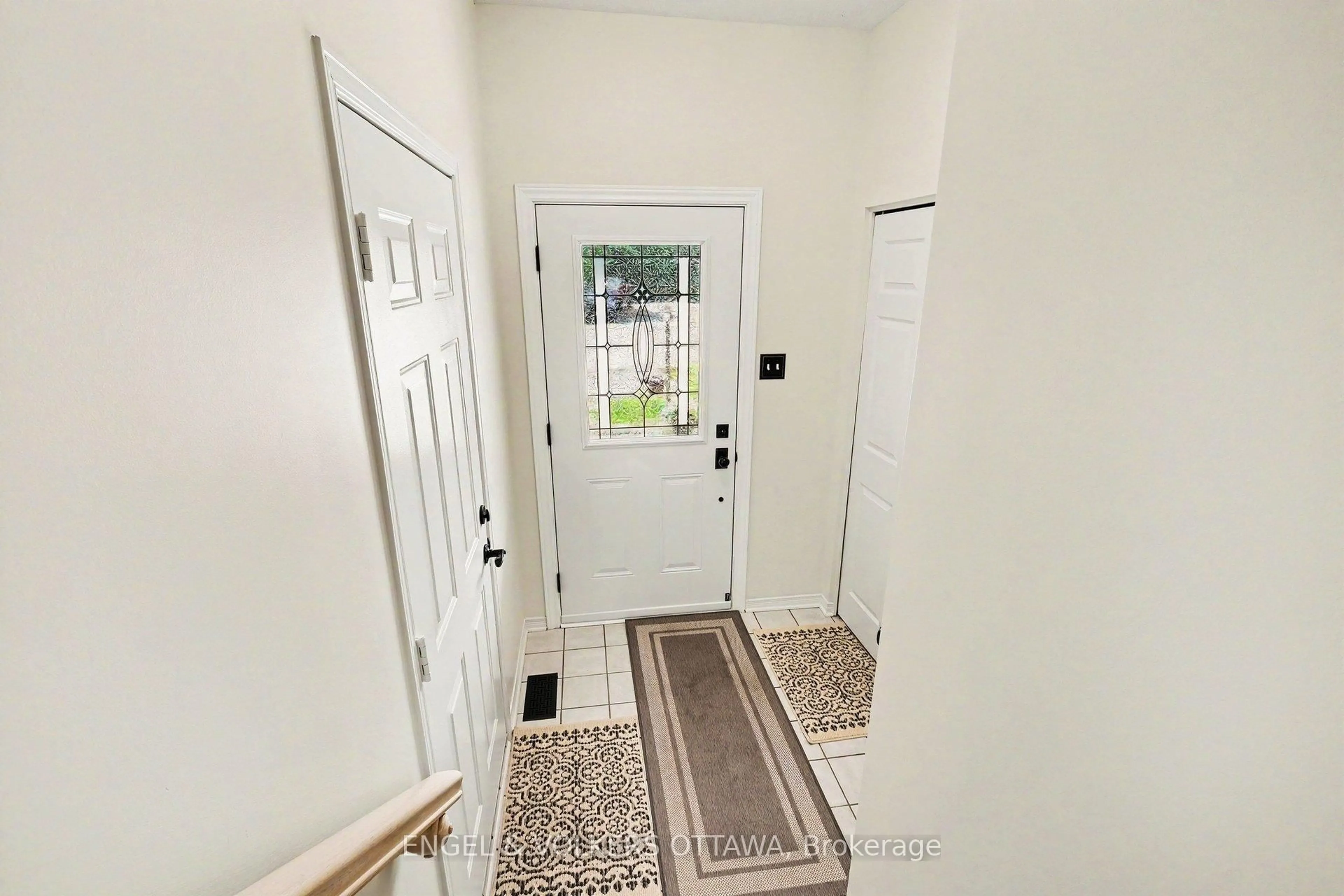Indoor entryway for 19 Riverbank Crt, Stittsville Ontario K2S 1V7