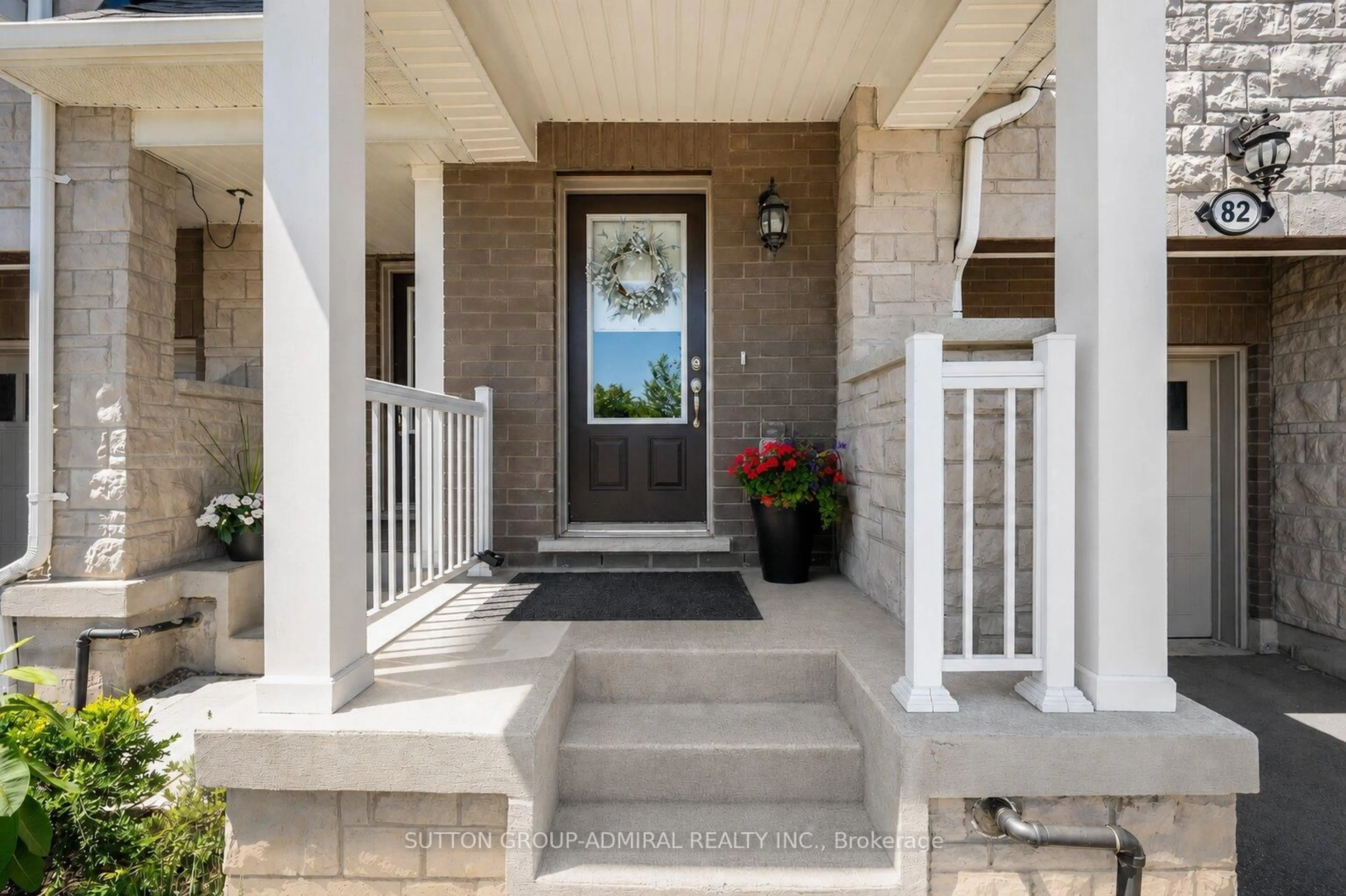 Indoor entryway for 82 Hibiscus Lane, Hamilton Ontario L8K 5J3