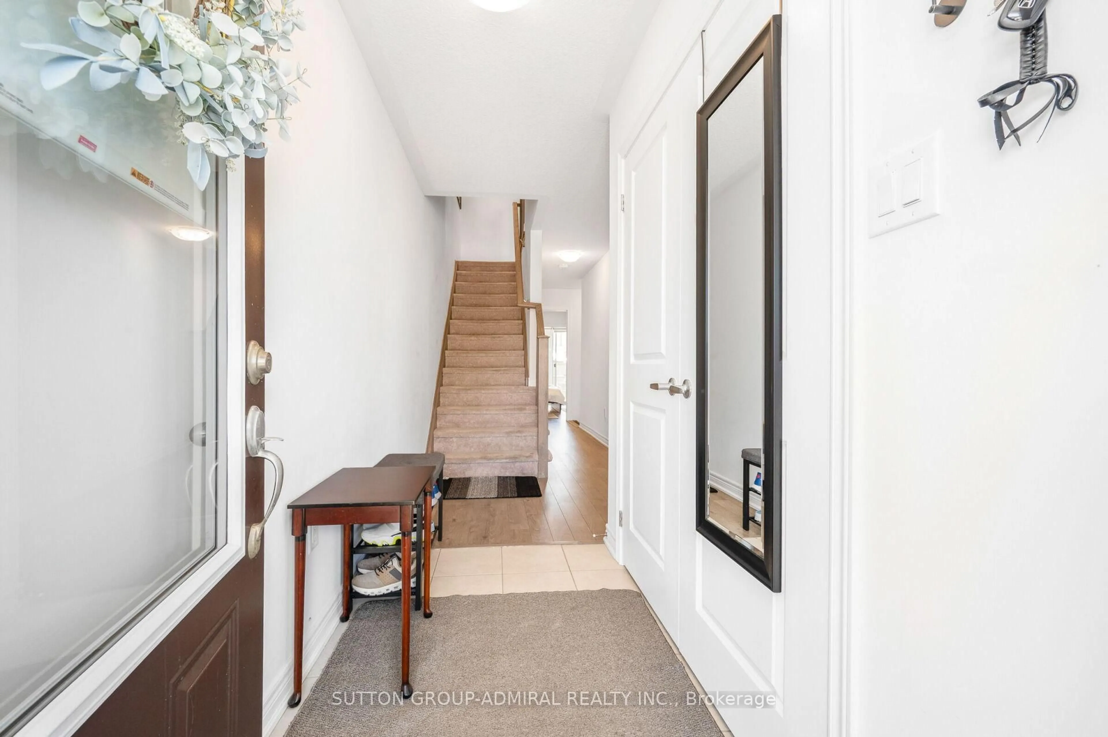 Indoor entryway for 82 Hibiscus Lane, Hamilton Ontario L8K 5J3