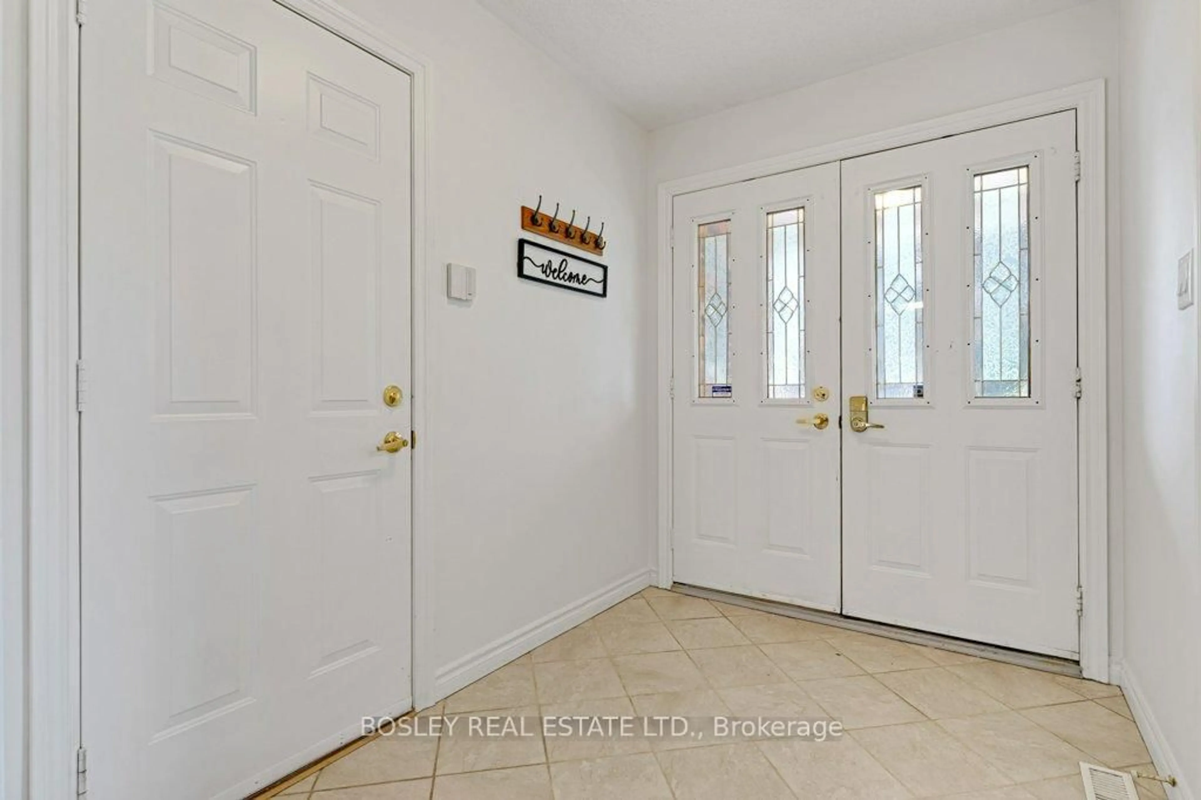 Indoor entryway for 31 Pinewarbler Dr, Hamilton Ontario L9A 4Z8