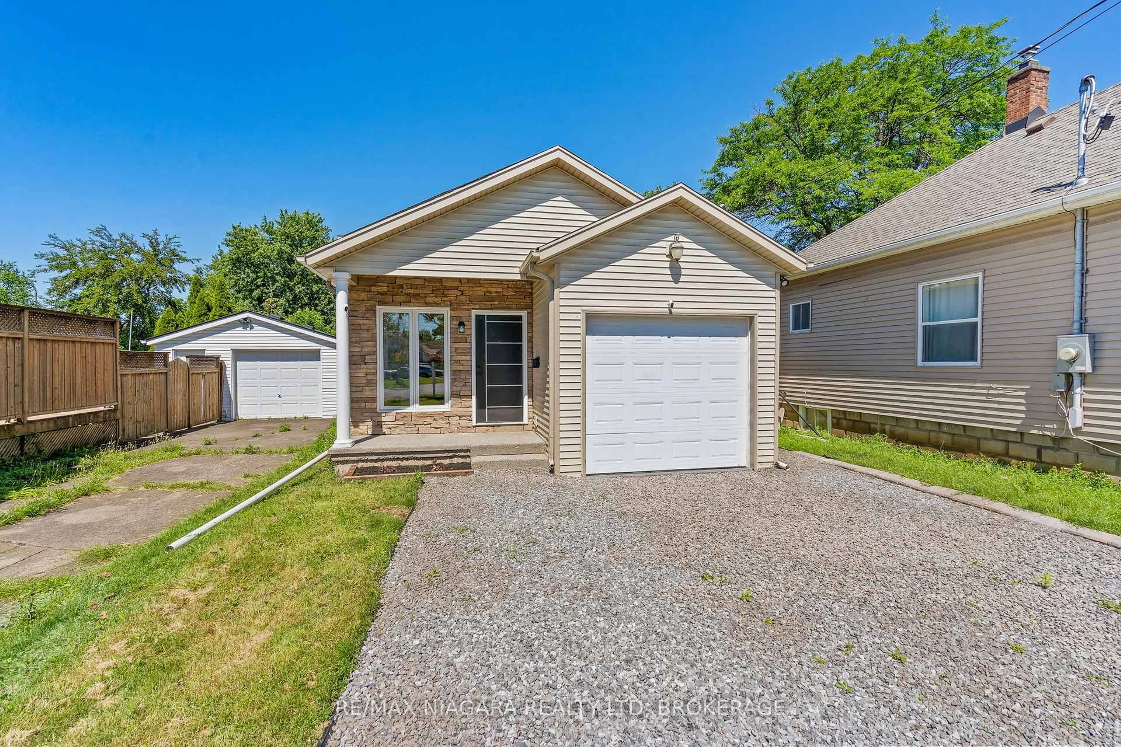 Home with vinyl exterior material, street for 46A Pelham Rd, St. Catharines Ontario L2S 1R4