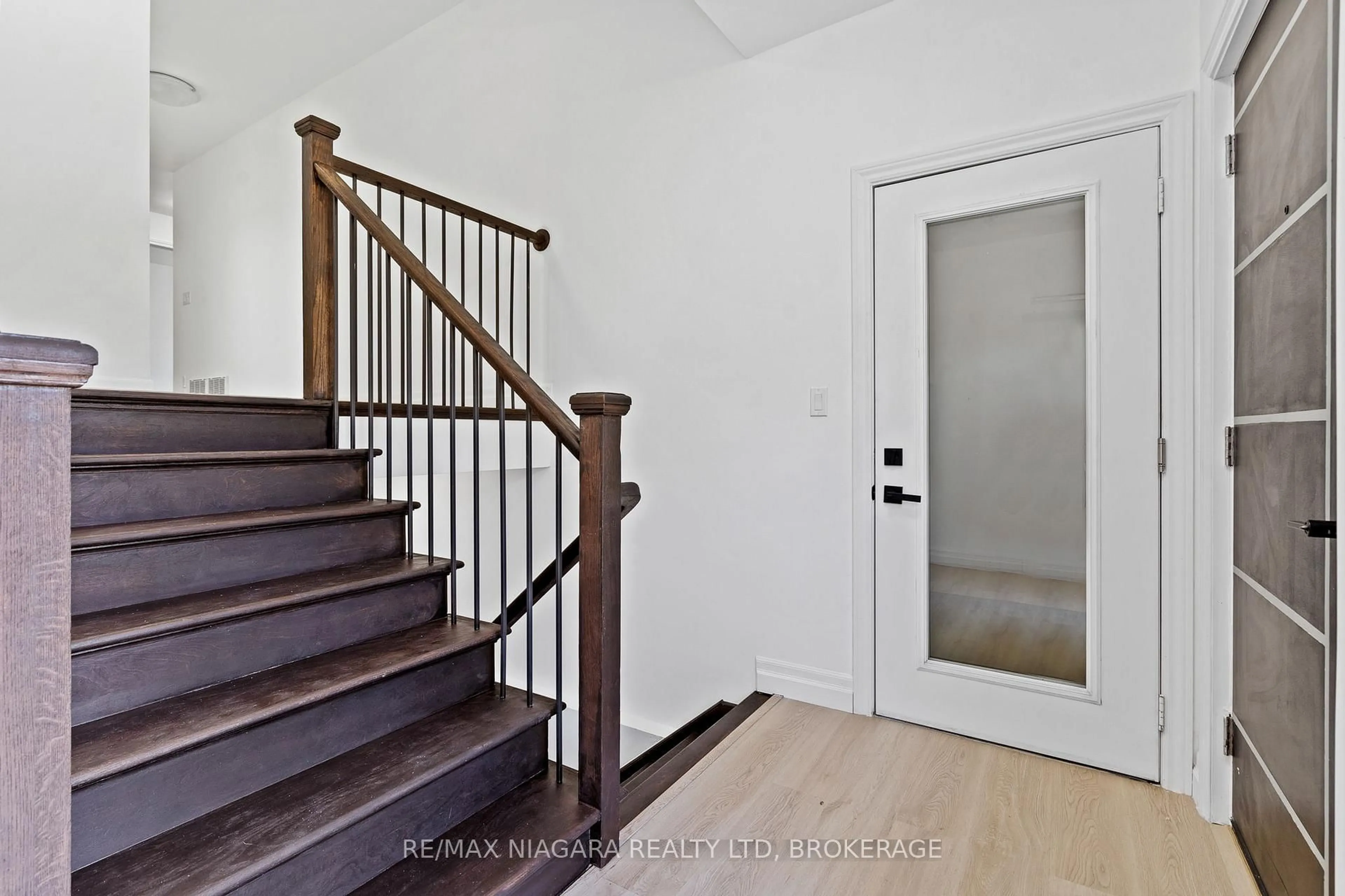 Indoor entryway for 46A Pelham Rd, St. Catharines Ontario L2S 1R4