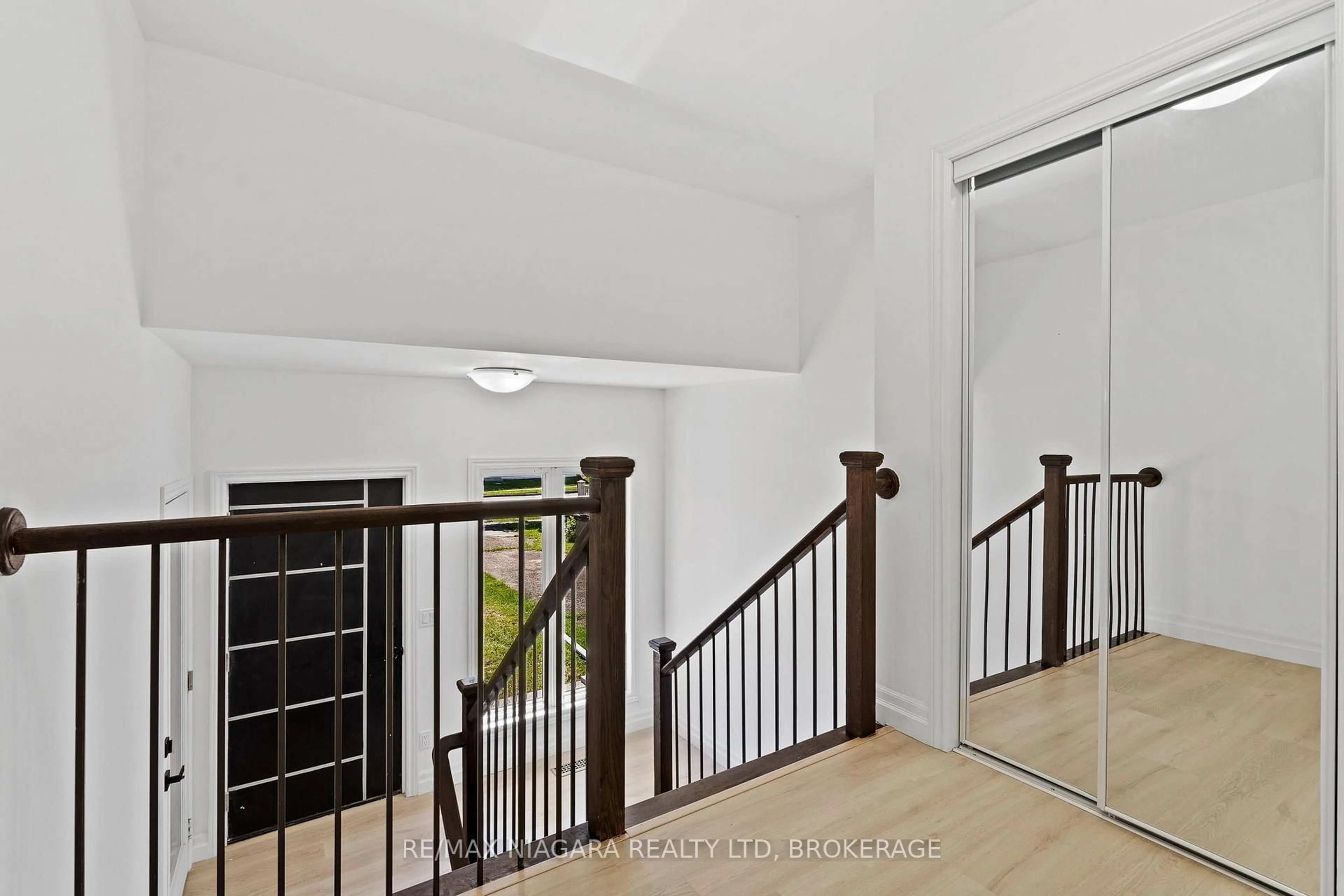 Indoor foyer for 46A Pelham Rd, St. Catharines Ontario L2S 1R4