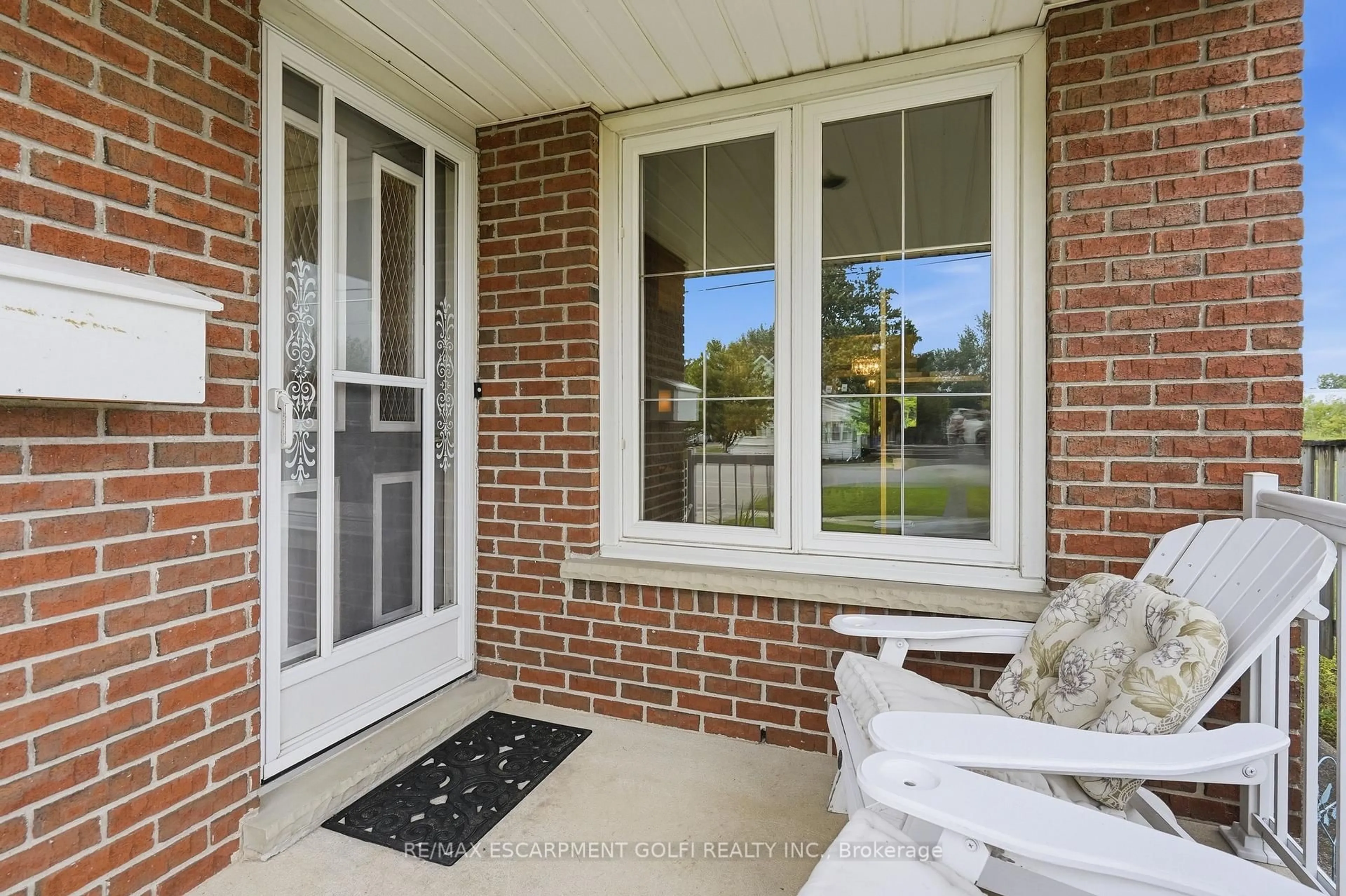 Indoor entryway for 615 Broad St, Haldimand Ontario N1A 1G9