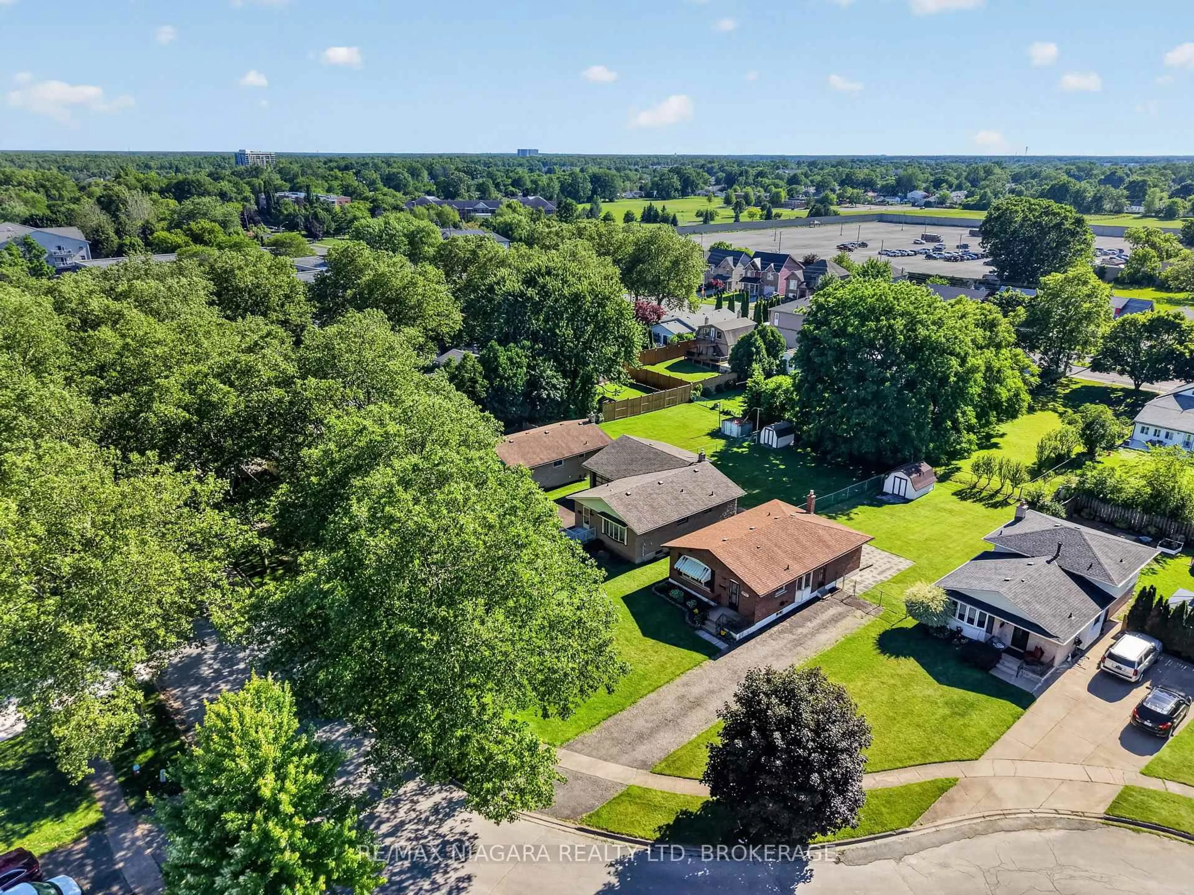 A pic from outside/outdoor area/front of a property/back of a property/a pic from drone, unknown for 5777 Sunnylea Cres, Niagara Falls Ontario L2G 2S1